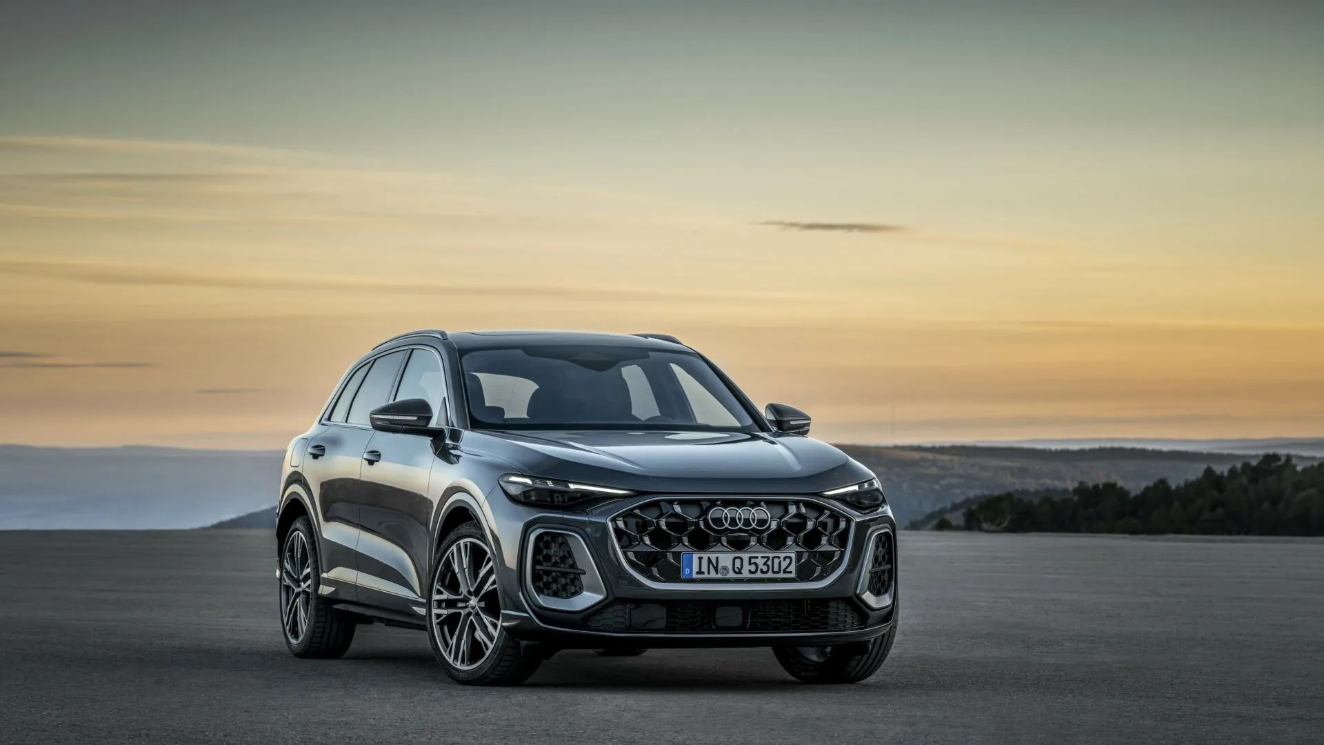 Góc nhìn phía trước của Audi Q5 PHEV 2025, SUV plug-in hybrid hiệu suất cao với thiết kế hiện đại
