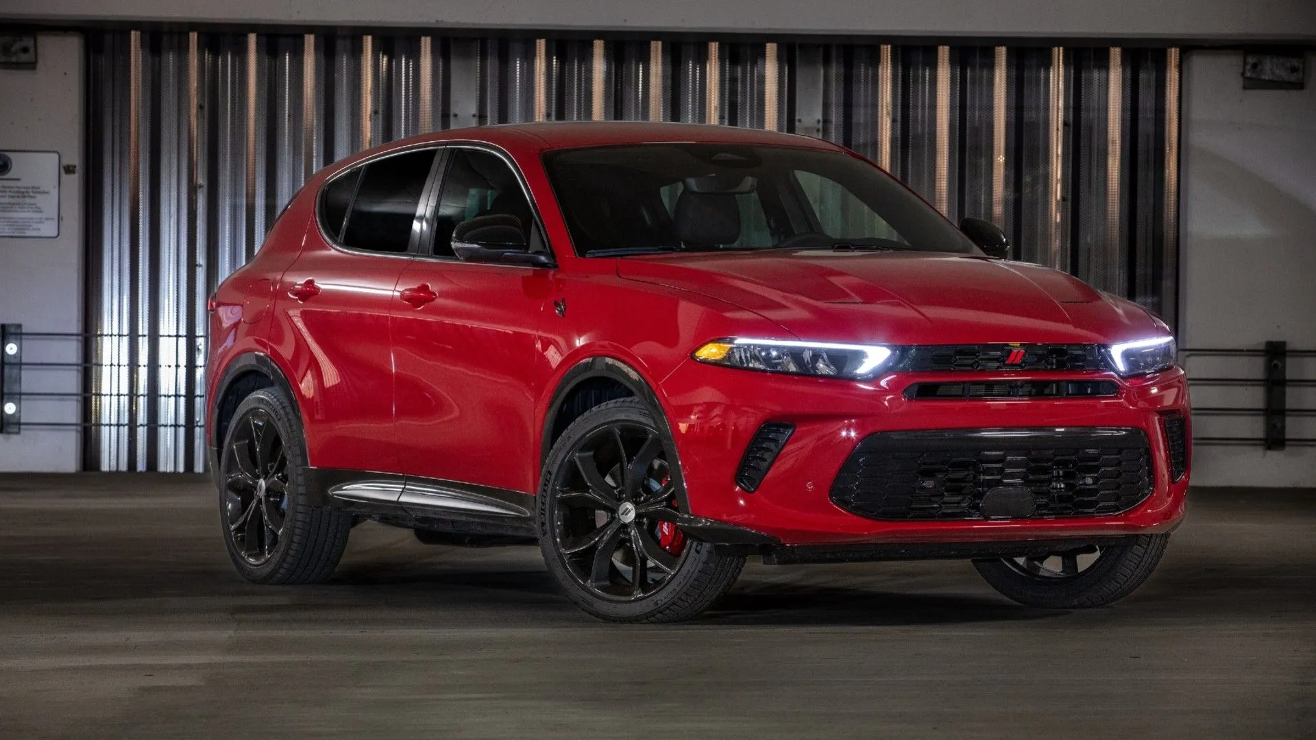 Góc nhìn phía trước của Dodge Hornet RT 2025, mẫu SUV hybrid thể thao với động cơ mạnh mẽ