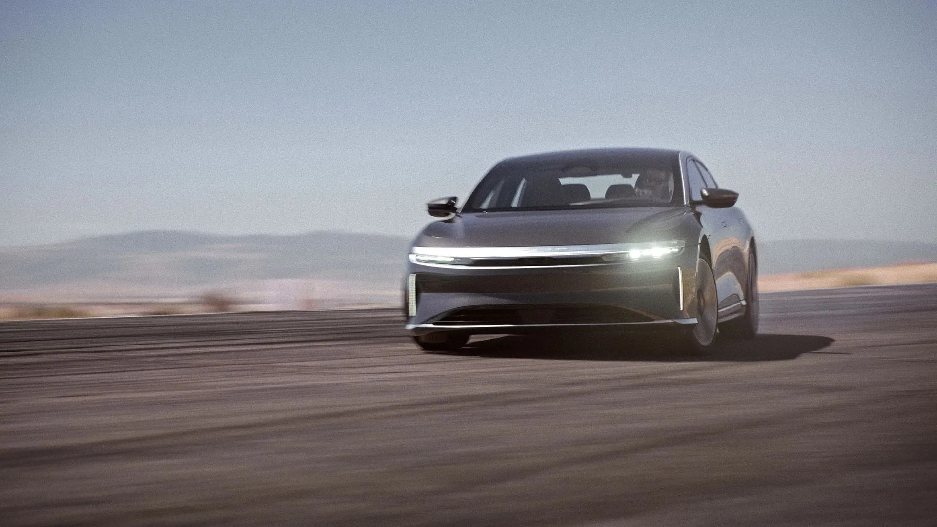 Góc nhìn phía trước của Lucid Air Grand Touring trên đường đua, một trong những biến thể nổi bật của dòng xe điện Lucid Air