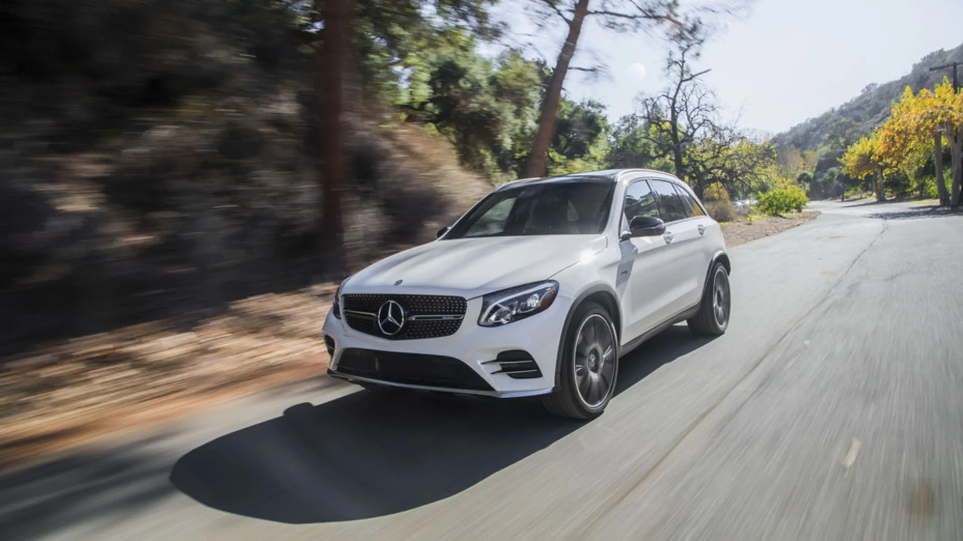 Góc nhìn phía trước của Mercedes-AMG GLC 43 2019 màu xám, nhấn mạnh vẻ ngoài thể thao và mạnh mẽ