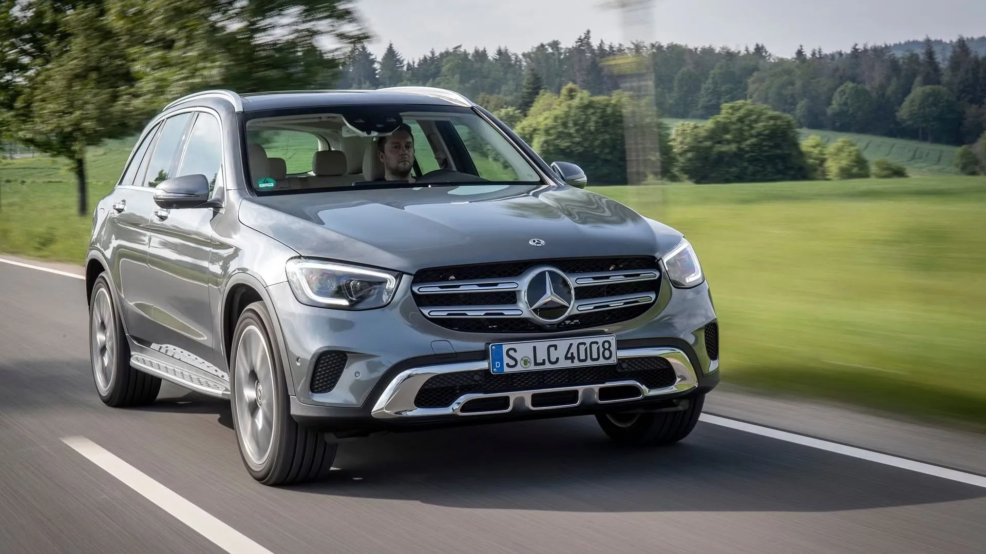 Góc nhìn phía trước của Mercedes-Benz GLC 300 2021 màu trắng, thể hiện sự tinh tế và mạnh mẽ của dòng SUV tầm trung