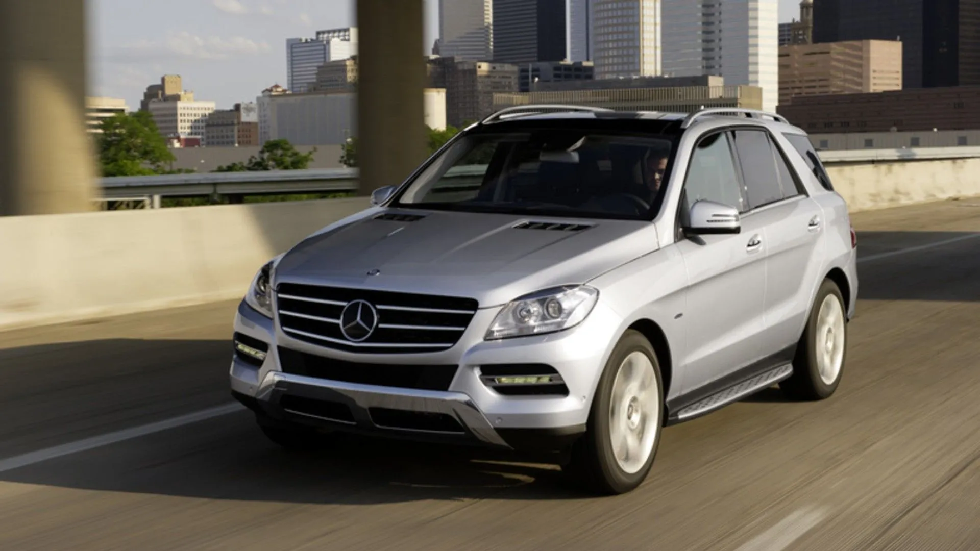 Góc nhìn phía trước của Mercedes-Benz ML 2014 màu bạc, mẫu SUV tiên phong với khả năng off-road tốt