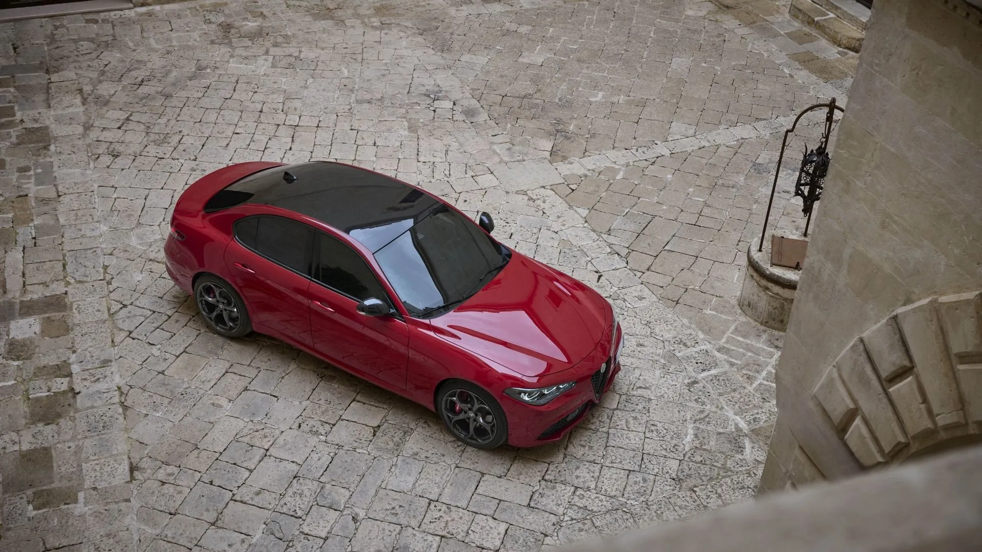 Góc nhìn từ trên xuống của Alfa Romeo Giulia 2025 màu đỏ, tôn vinh thiết kế thể thao và nội thất sang trọng của mẫu sedan Ý