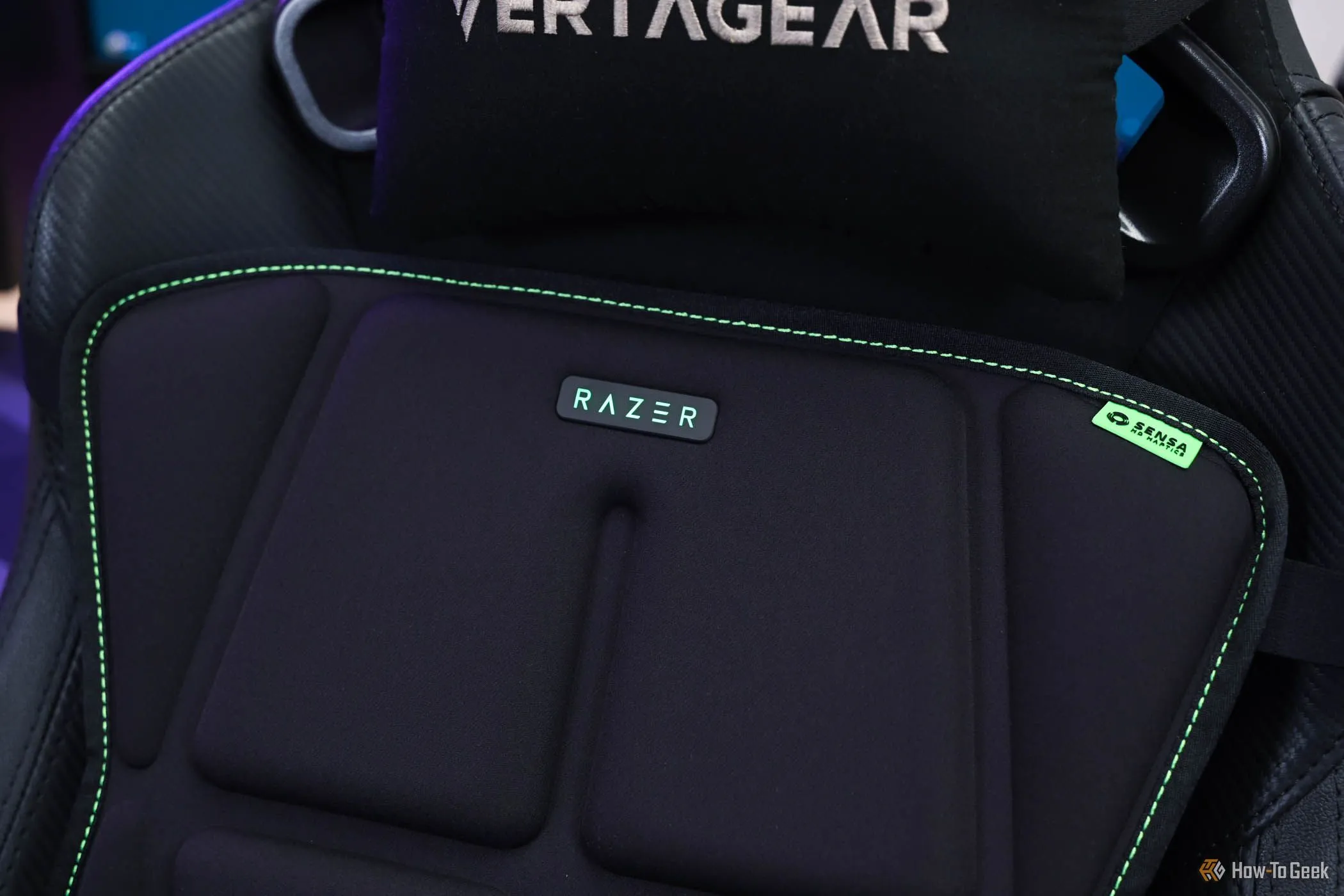 Góc nhìn từ trên xuống của đệm ghế Razer Freyja gắn trên ghế văn phòng, cho thấy chất liệu