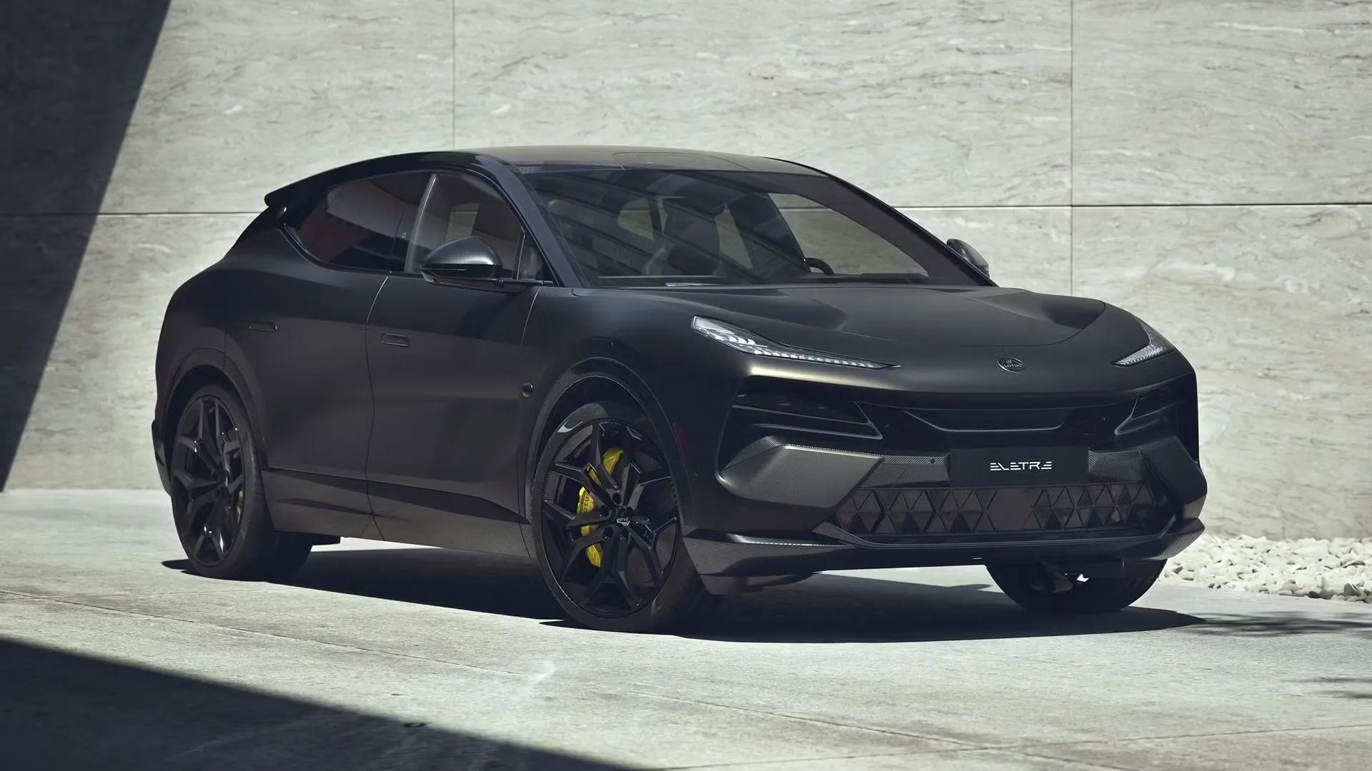 Góc phần tư phía trước của Lotus Eletre màu vàng ánh kim, một mẫu SUV điện hiệu suất cao với thiết kế thể thao và sang trọng.
