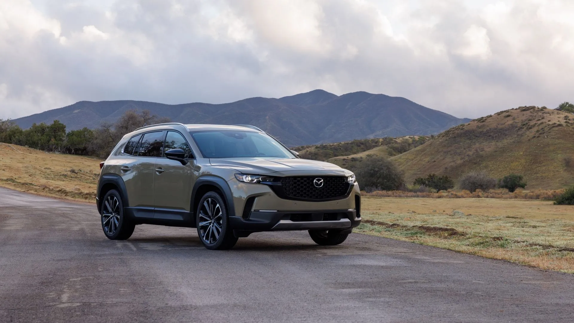 Góc trước của Mazda CX-50 2025 màu trắng bạc, với phong cách thể thao và sang trọng.