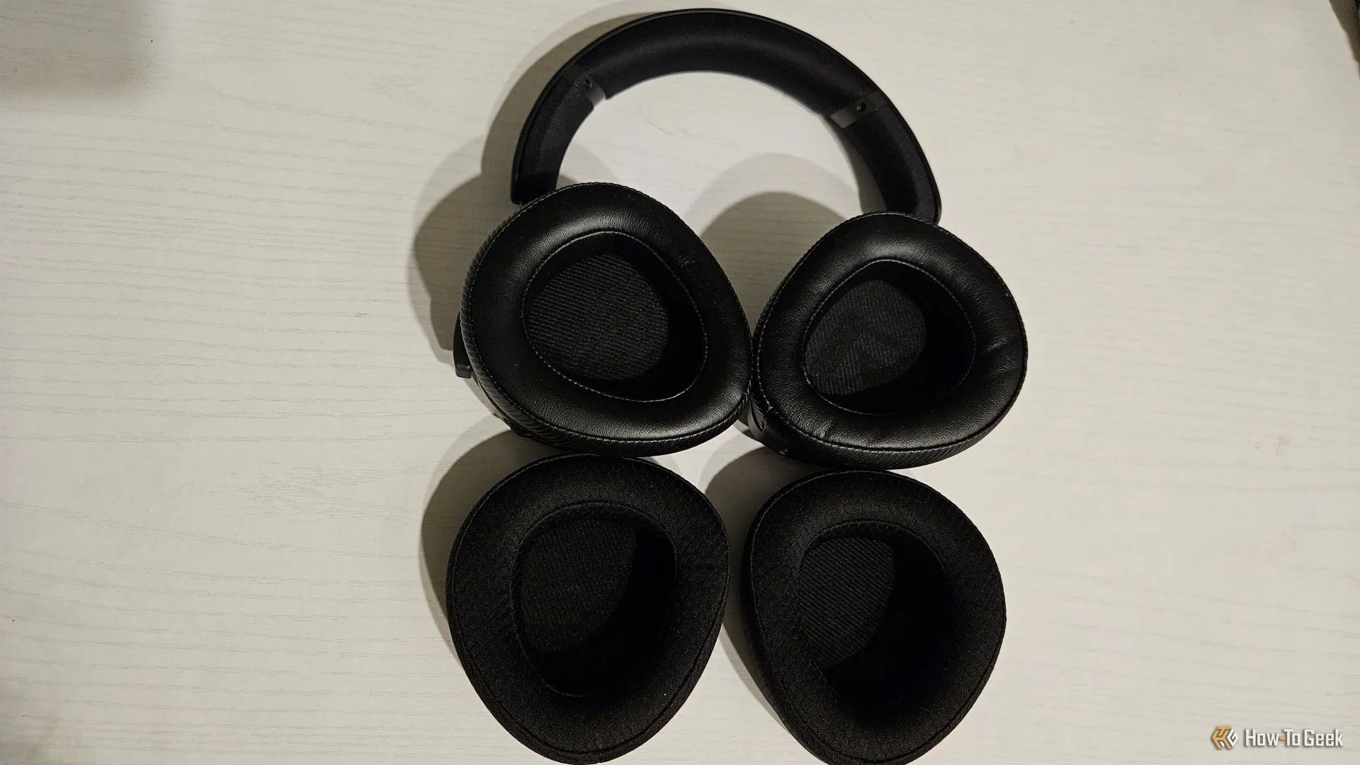 Hai cặp đệm tai nghe (earmuffs) với chất liệu khác nhau đi kèm ASUS ROG Delta II.