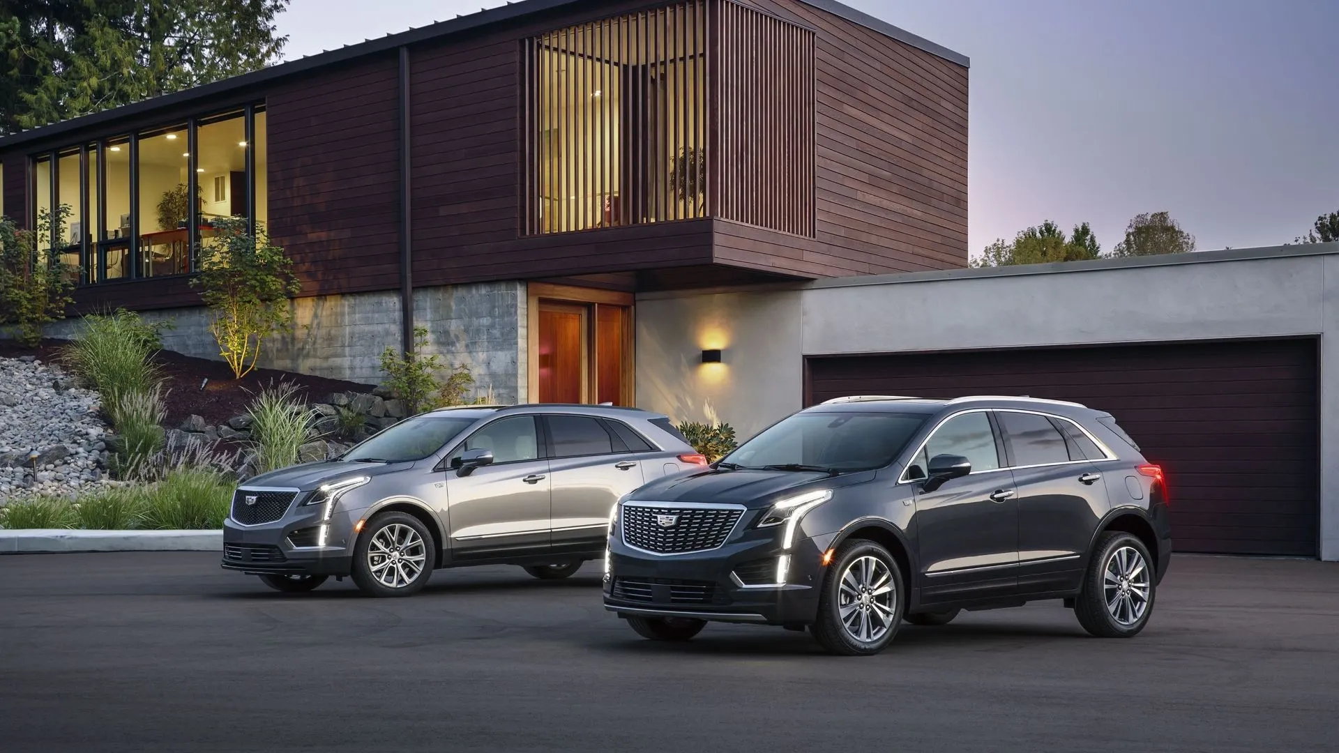 Hai chiếc Cadillac XT5 2020 phiên bản Premium Luxury và Sport đỗ cạnh nhau, minh họa các tùy chọn cấu hình