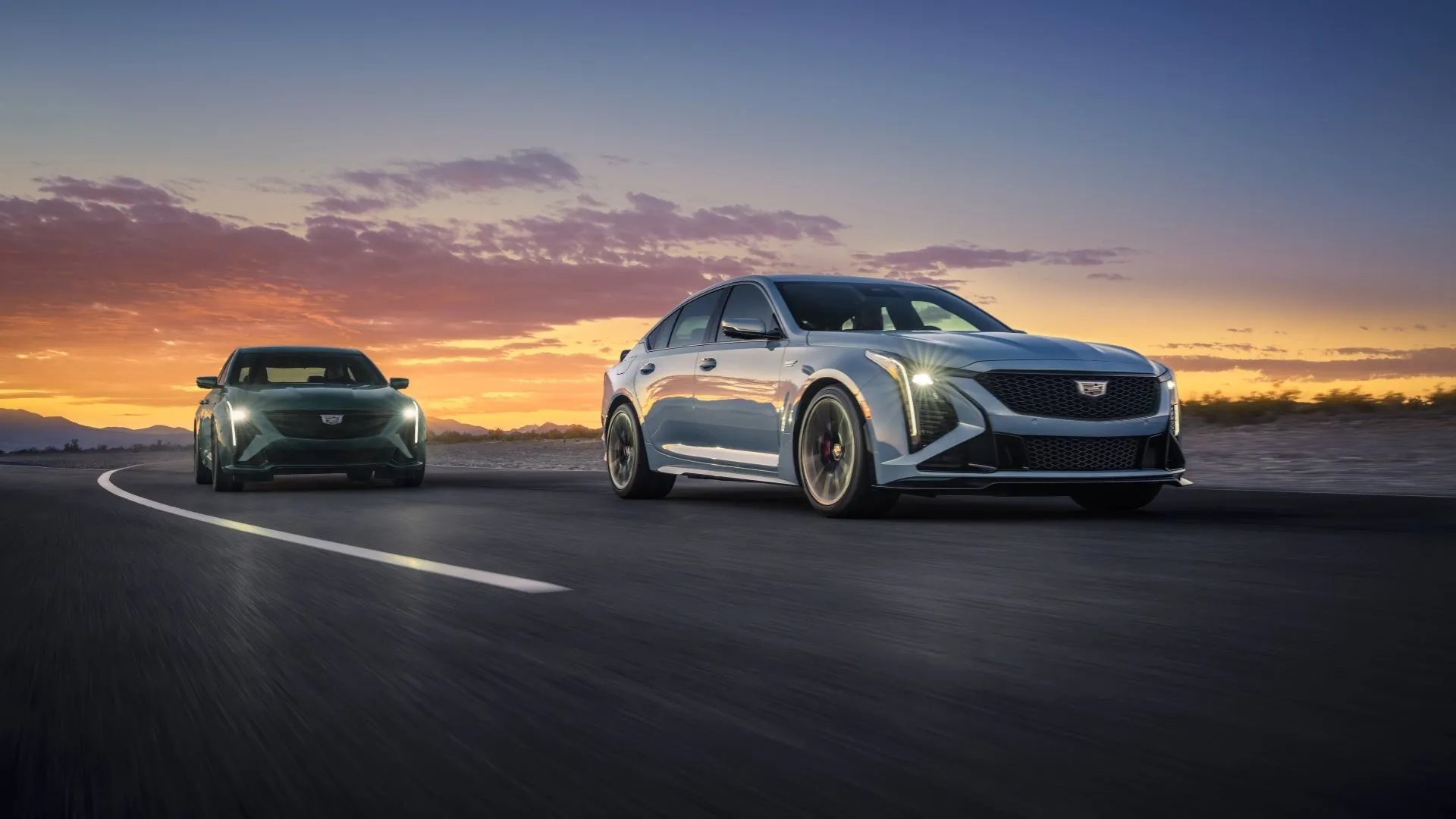 Hai mẫu Cadillac CT5-V và CT5-V Blackwing 2025 mạnh mẽ trên đường đua, thể hiện các tùy chọn động cơ