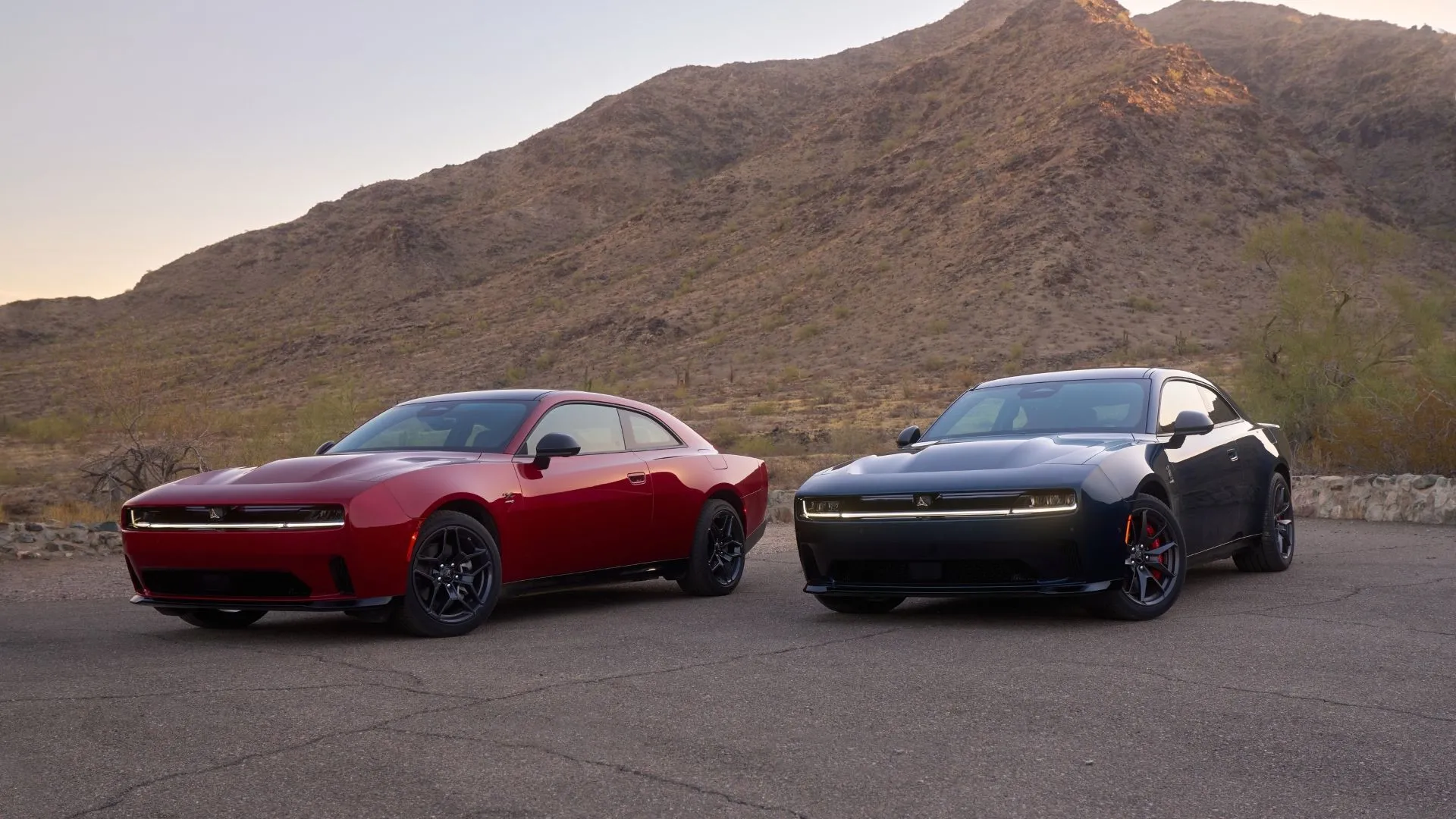 Hai mẫu xe điện Dodge Charger phiên bản 2025, biểu tượng cho nền tảng STLA của Stellantis sẽ ứng dụng công nghệ pin thể rắn.