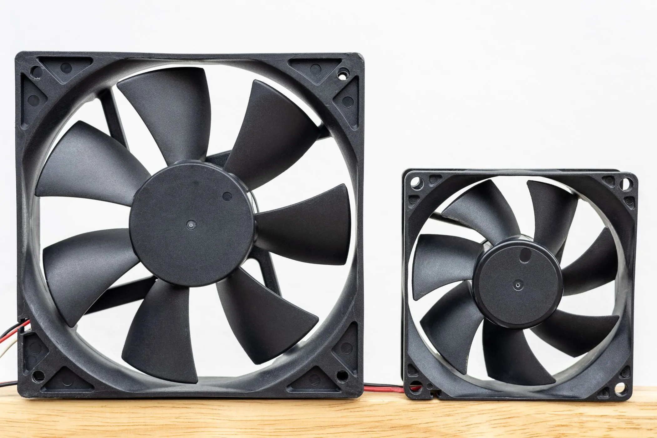 Hai quạt tản nhiệt PC với kích thước khác nhau, đại diện cho các lựa chọn quạt case trên thị trường.