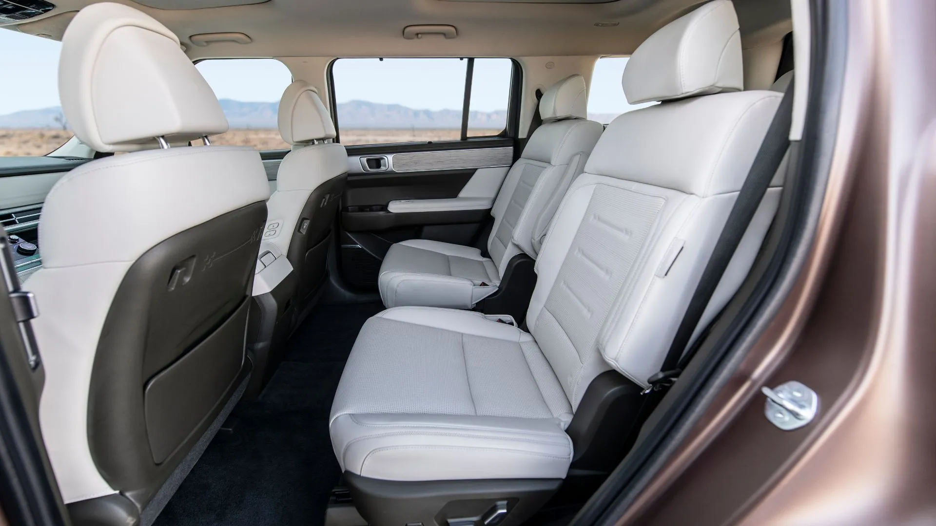 Hàng ghế thứ hai rộng rãi và thoải mái trên Hyundai Santa Fe Hybrid 2025, đáp ứng nhu cầu xe gia đình.