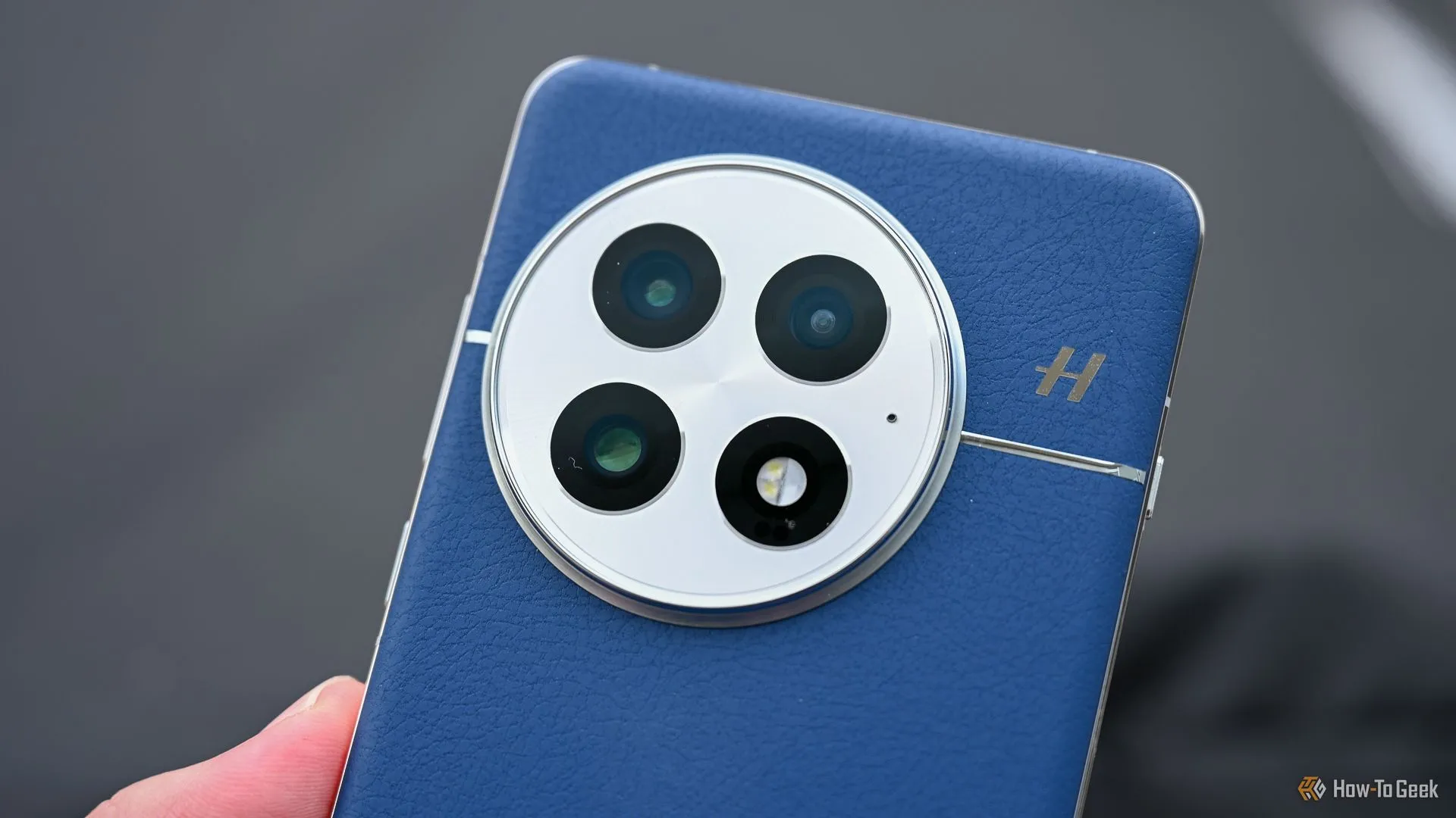 Hệ thống camera sau của OnePlus 13, thể hiện các ống kính và cảm biến được sắp xếp trên mặt lưng điện thoại Android.