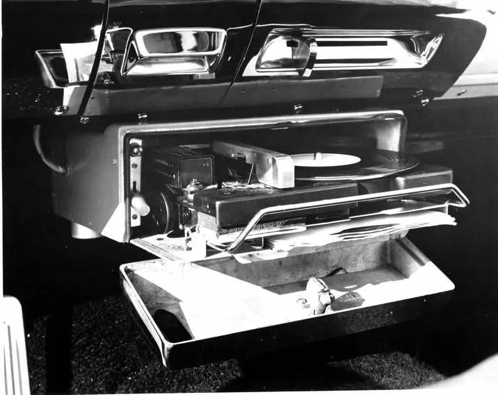 Hệ thống Highway Hi-Fi được lắp đặt trong khoang nội thất xe hơi Chrysler