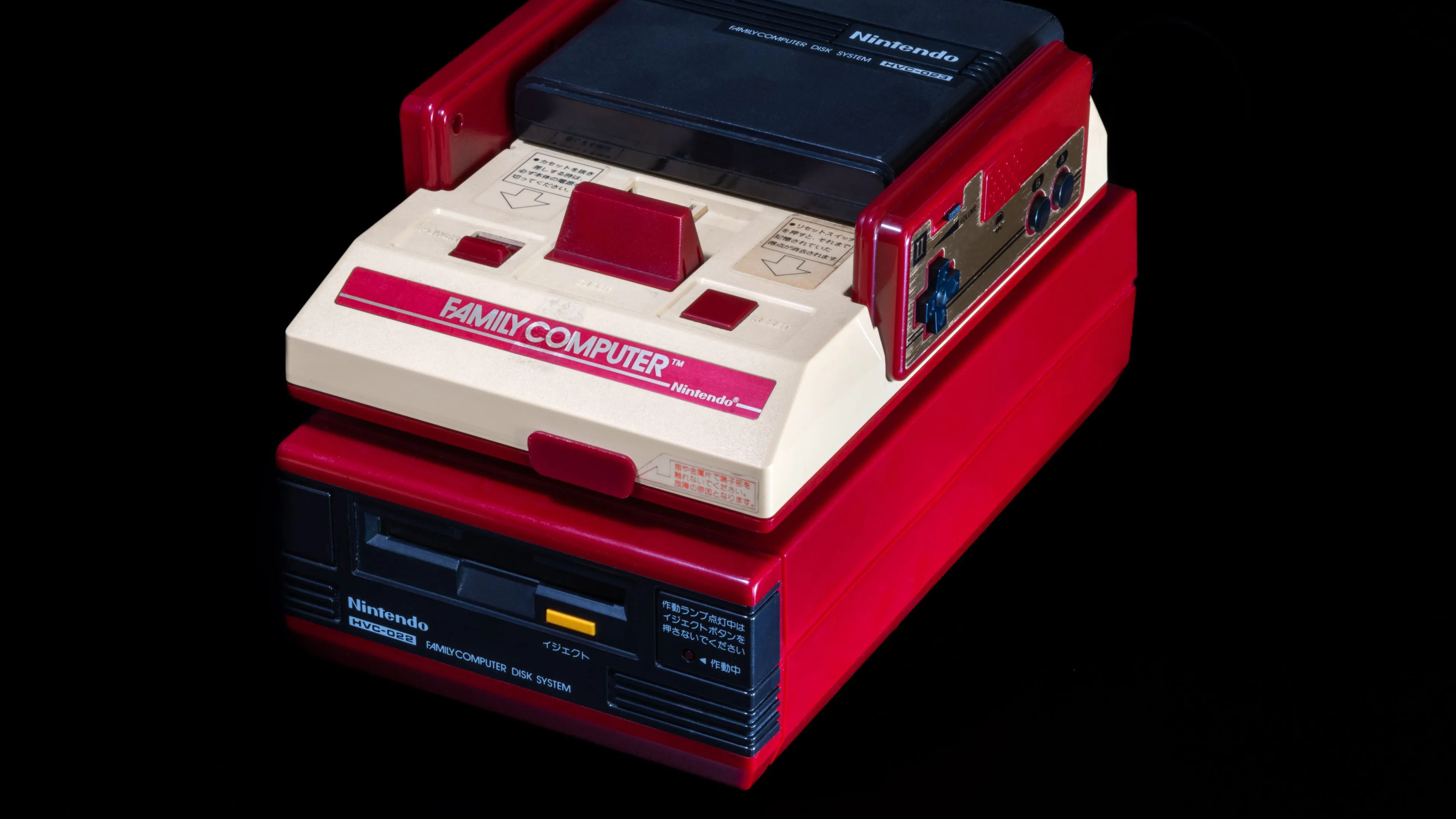 Hệ thống Nintendo Famicom cùng với phụ kiện Famicom Disk System.