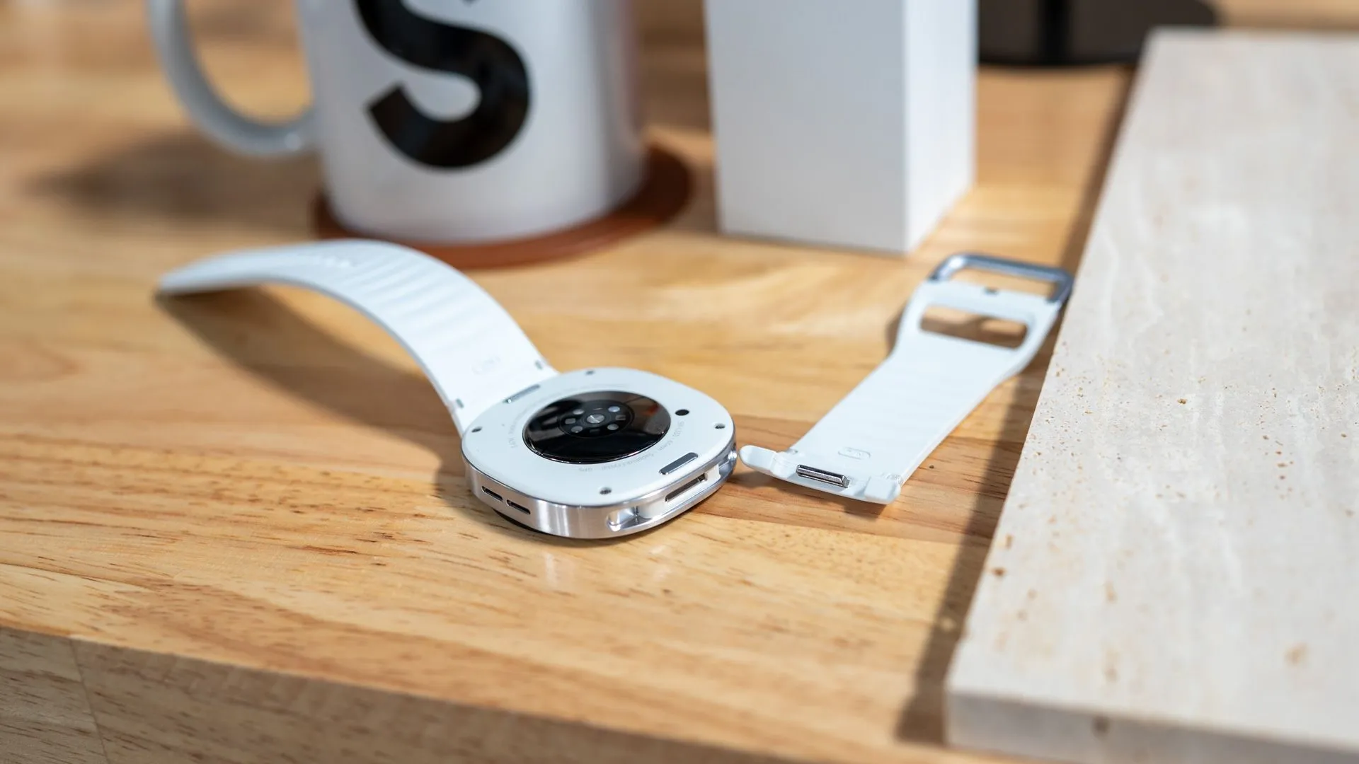 Hệ thống tháo dây đeo Dynamic Lug trên Samsung Galaxy Watch 8 Classic