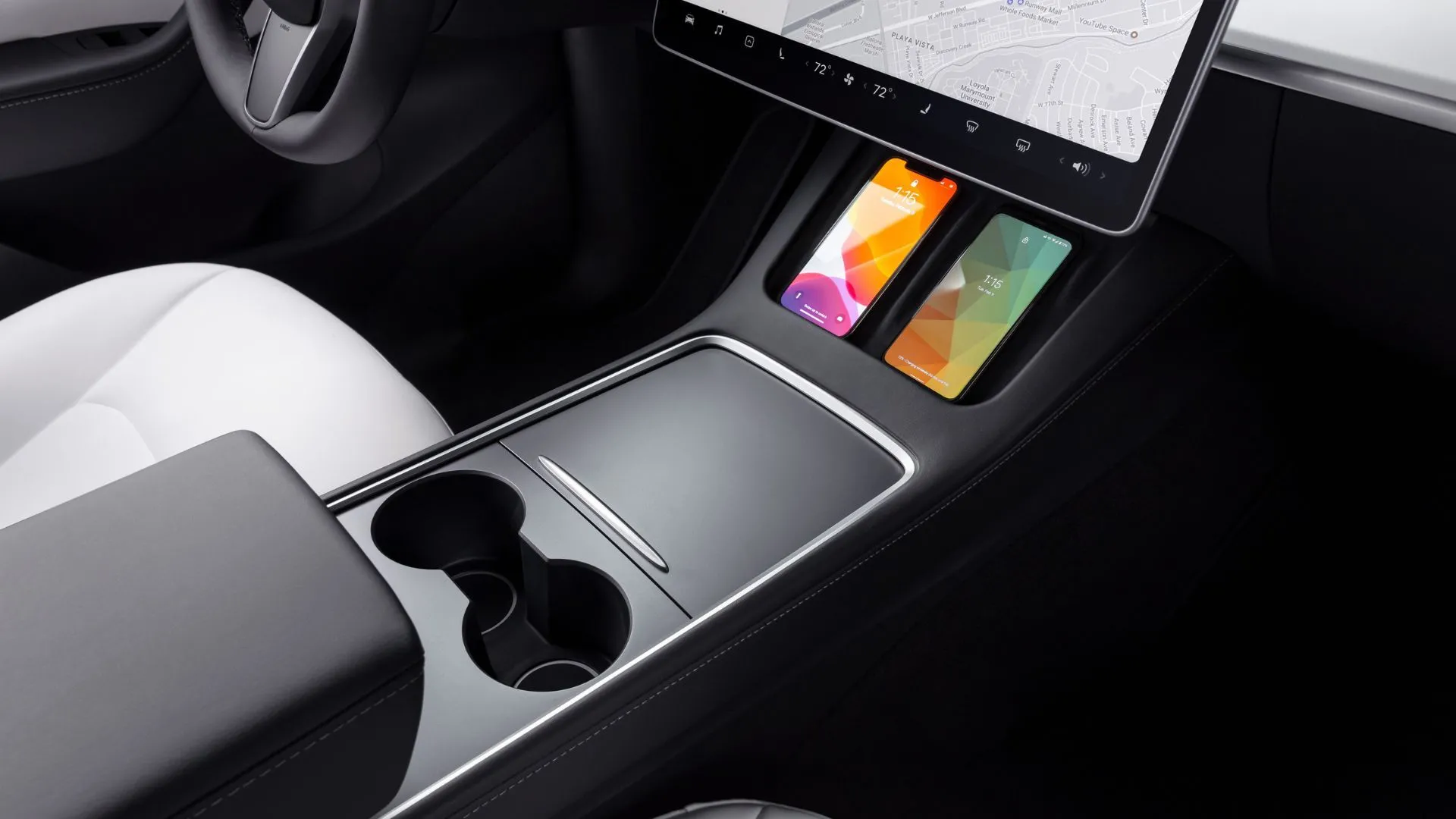 Hệ thống thông tin giải trí, bảng điều khiển trung tâm và sạc không dây của Tesla Model Y.