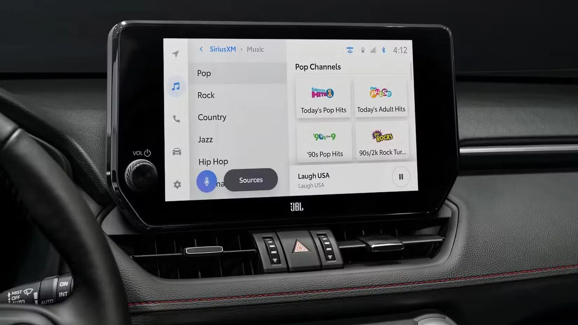 Hệ thống thông tin giải trí hiện đại với màn hình cảm ứng trên Toyota RAV4 Plug-in Hybrid, hỗ trợ Apple CarPlay và Android Auto.
