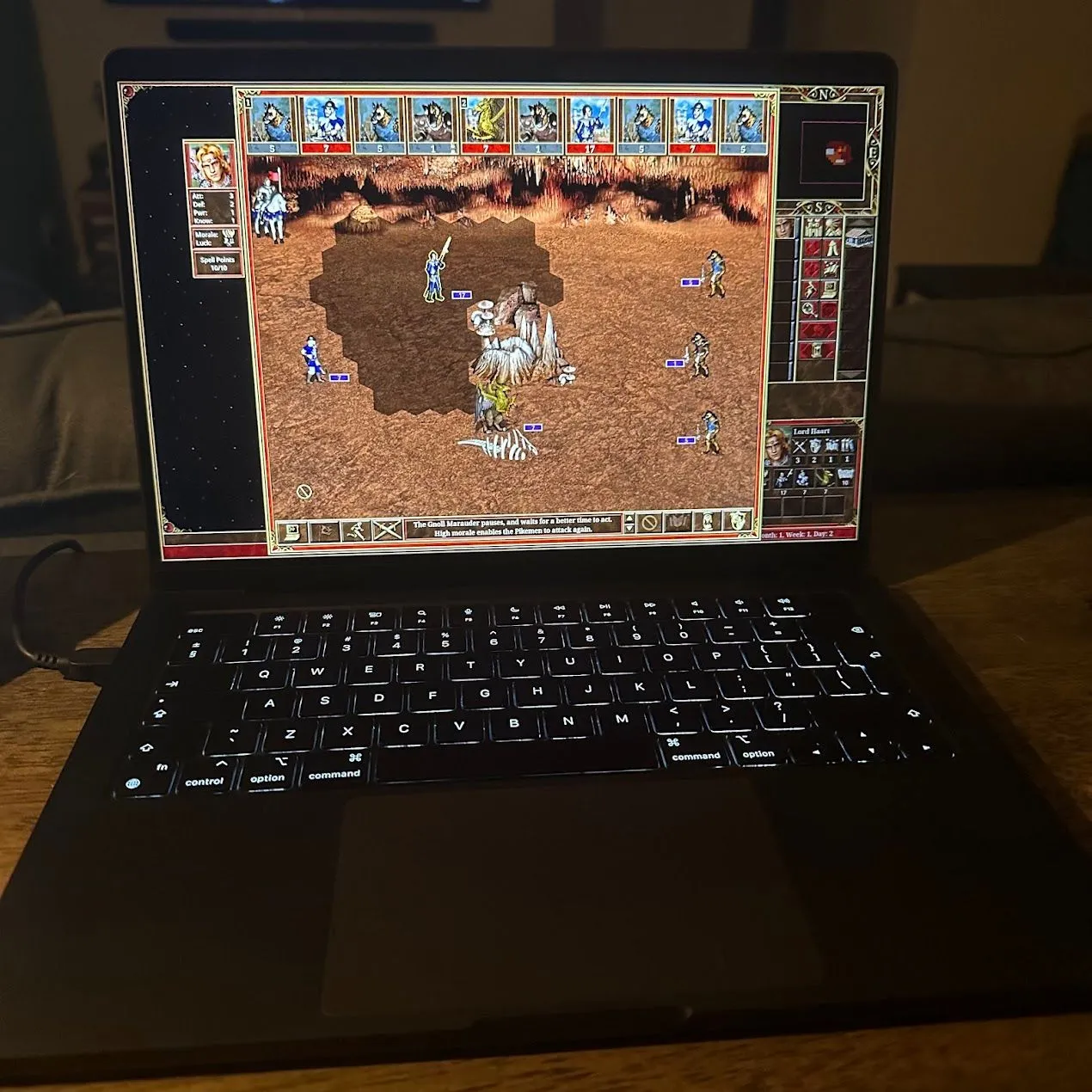Heroes of Might and Magic III đang chạy trên MacBook, hiển thị bản đồ thế giới giả tưởng của game chiến thuật theo lượt.