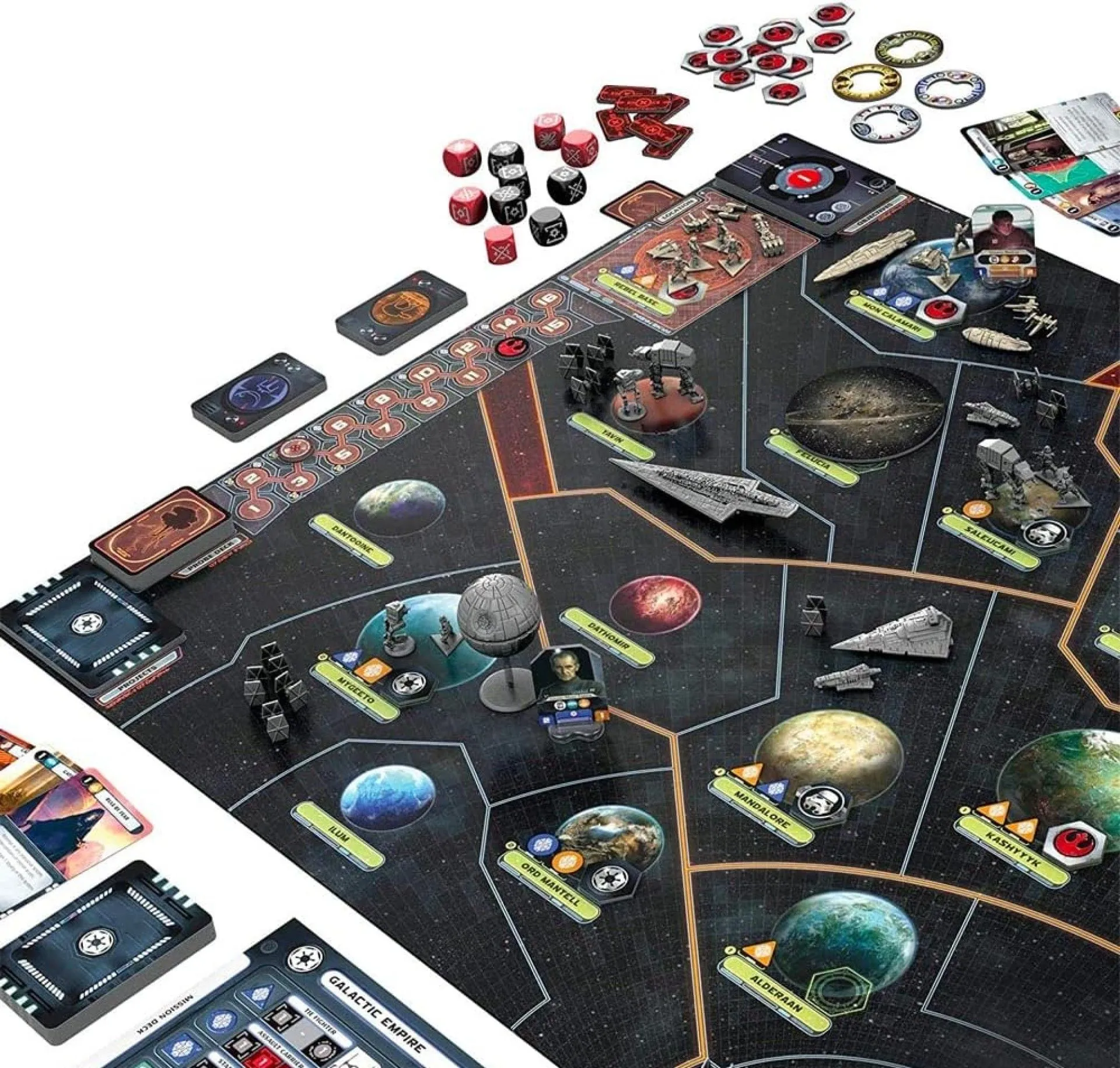Hình ảnh bàn cờ game Star Wars: Rebellion với các mô hình tàu, quân đội và thẻ bài chiến lược, thể hiện cuộc chiến giữa Đế chế và Liên minh Nổi dậy.