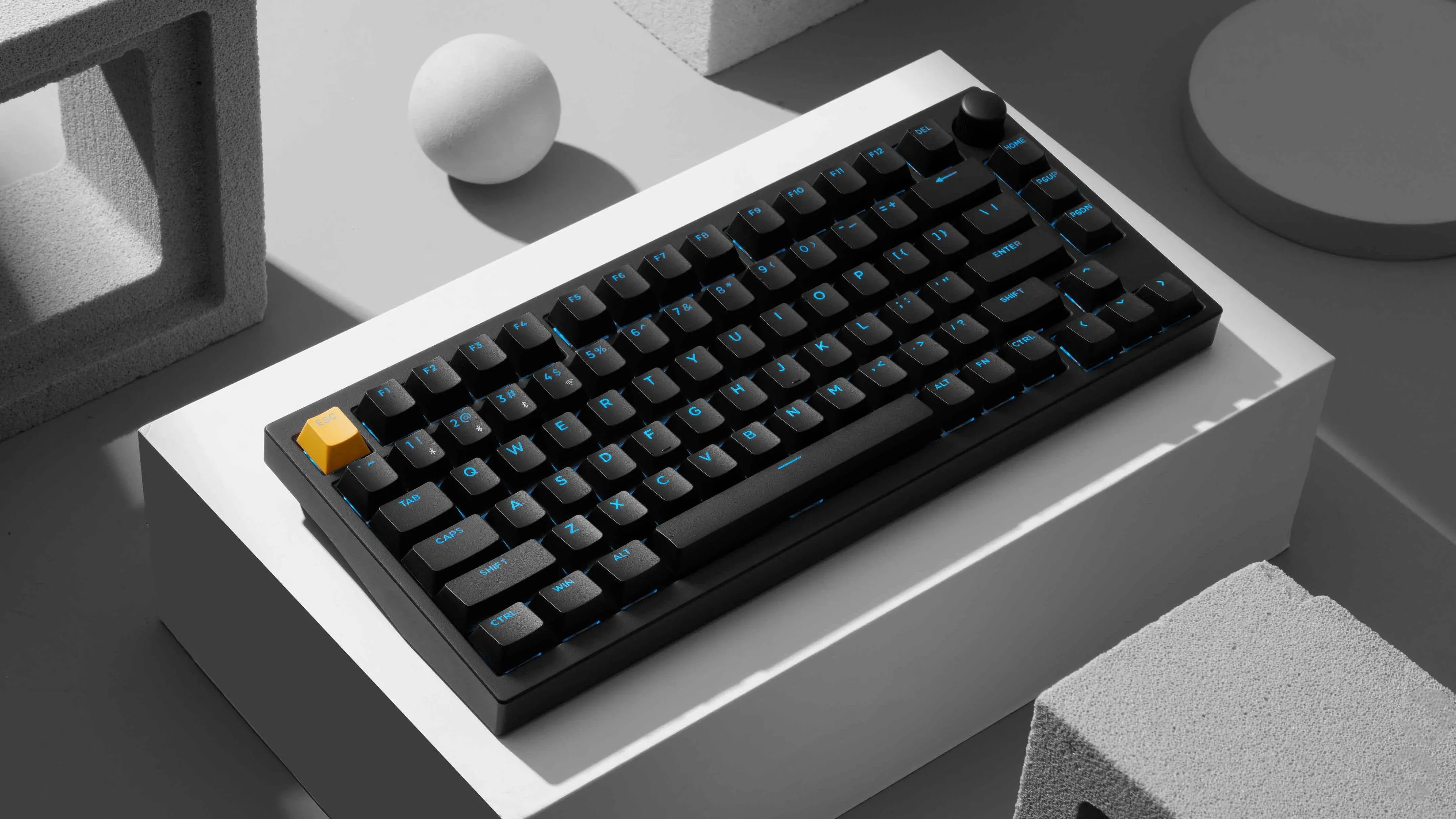 Hình ảnh cận cảnh bàn phím Keychron Lemokey P1 HE màu đen, nổi bật các keycap xuyên LED và thiết kế tổng thể