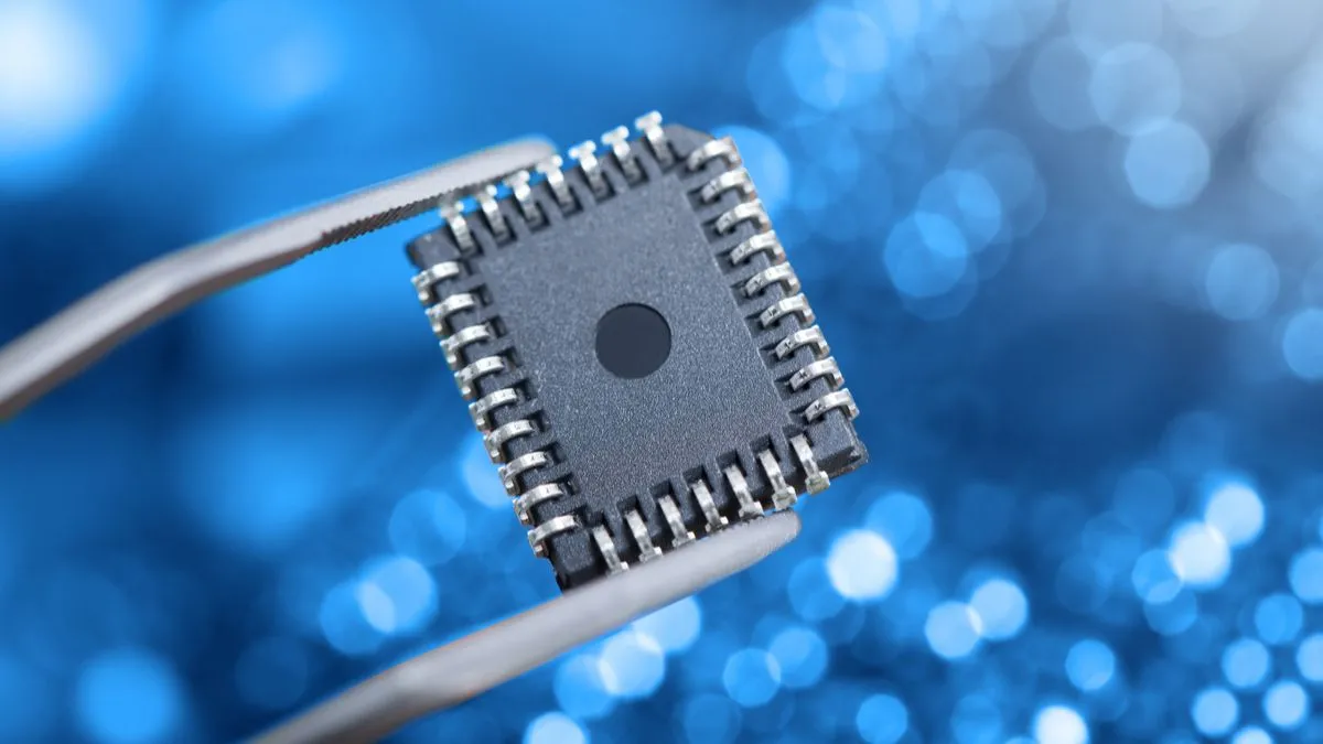 Hình ảnh cận cảnh chip bán dẫn silicon, biểu tượng cho ngành sản xuất linh kiện máy tính