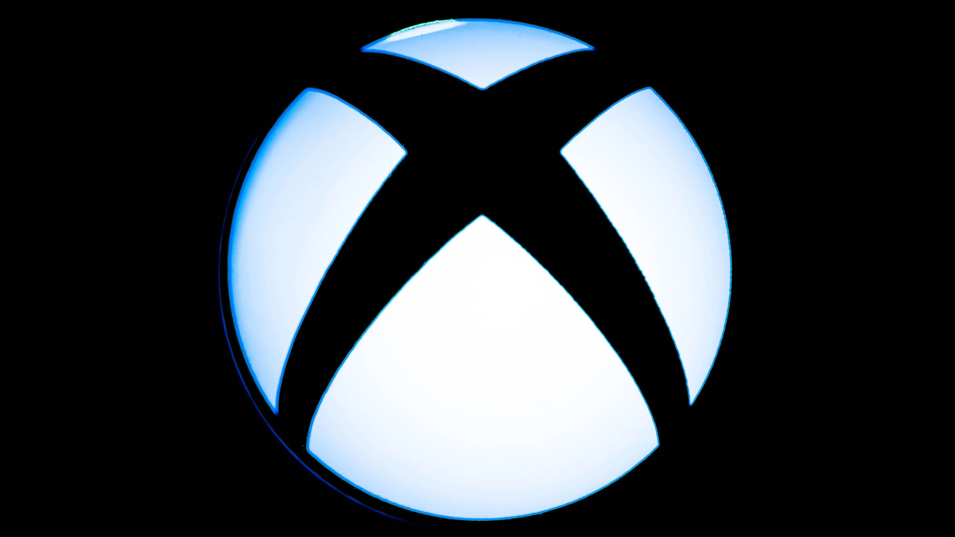 Hình ảnh cận cảnh logo Xbox phát sáng, tượng trưng cho sức sống và sự chuyển mình của thương hiệu Xbox trong ngành công nghiệp game