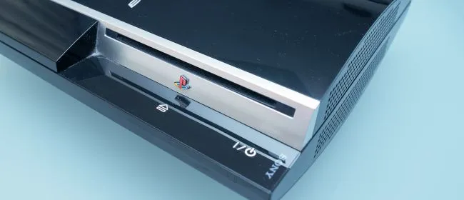 Hình ảnh cận cảnh máy chơi game Sony PlayStation 3, đại diện cho kỷ nguyên console tích hợp ổ cứng để lưu game.