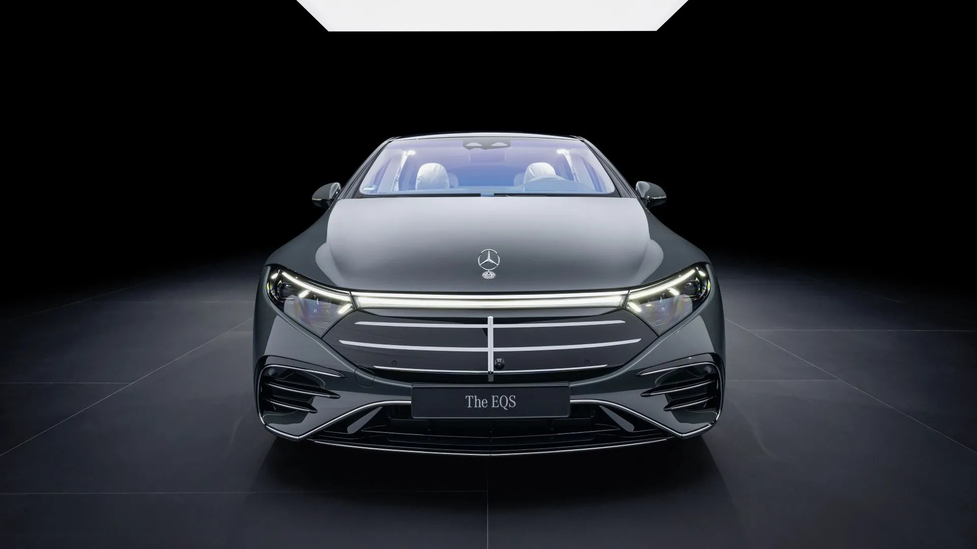 Hình ảnh cận cảnh phía trước của Mercedes-Benz EQS 2025, mẫu sedan điện sang trọng dẫn đầu về hiệu suất