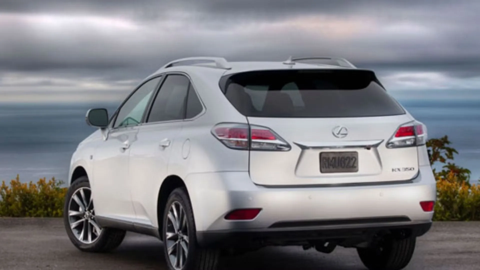 Hình ảnh chiếc Lexus RX đời 2013 màu bạc trong môi trường đô thị, là mẫu SUV lai sang trọng và thực dụng.