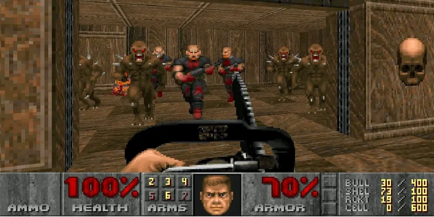 Hình ảnh gameplay DOOM 1993 với nhân vật chính dùng cưa máy đối đầu quỷ và lính biến chất