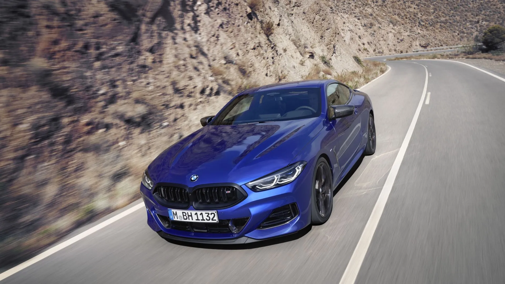 Hình ảnh góc 3/4 phía trước của BMW 8-Series 2025 màu xanh dương