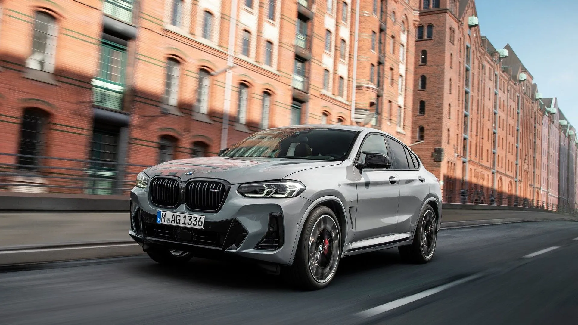 Hình ảnh góc 3/4 phía trước của BMW X4 2022 màu trắng trên nền phong cảnh