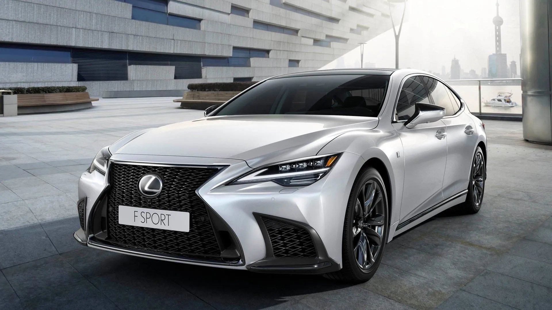 Hình ảnh góc 3/4 phía trước của Lexus LS 2021 màu trắng, đang đỗ trên đường phố