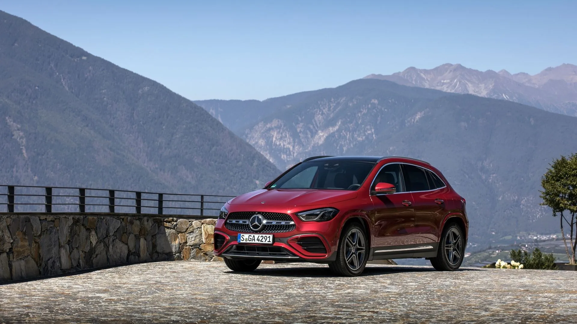 Hình ảnh góc 3/4 phía trước của Mercedes-Benz GLA 2023 màu đen