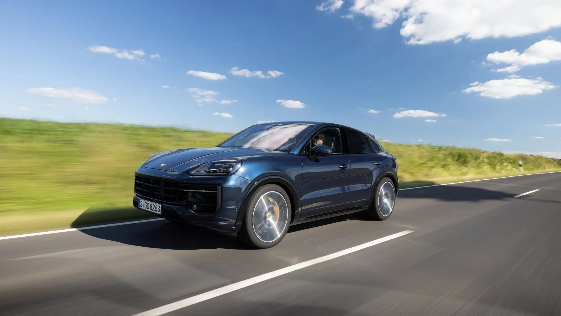 Hình ảnh góc 3/4 phía trước của Porsche Cayenne GTS 2025 màu đen