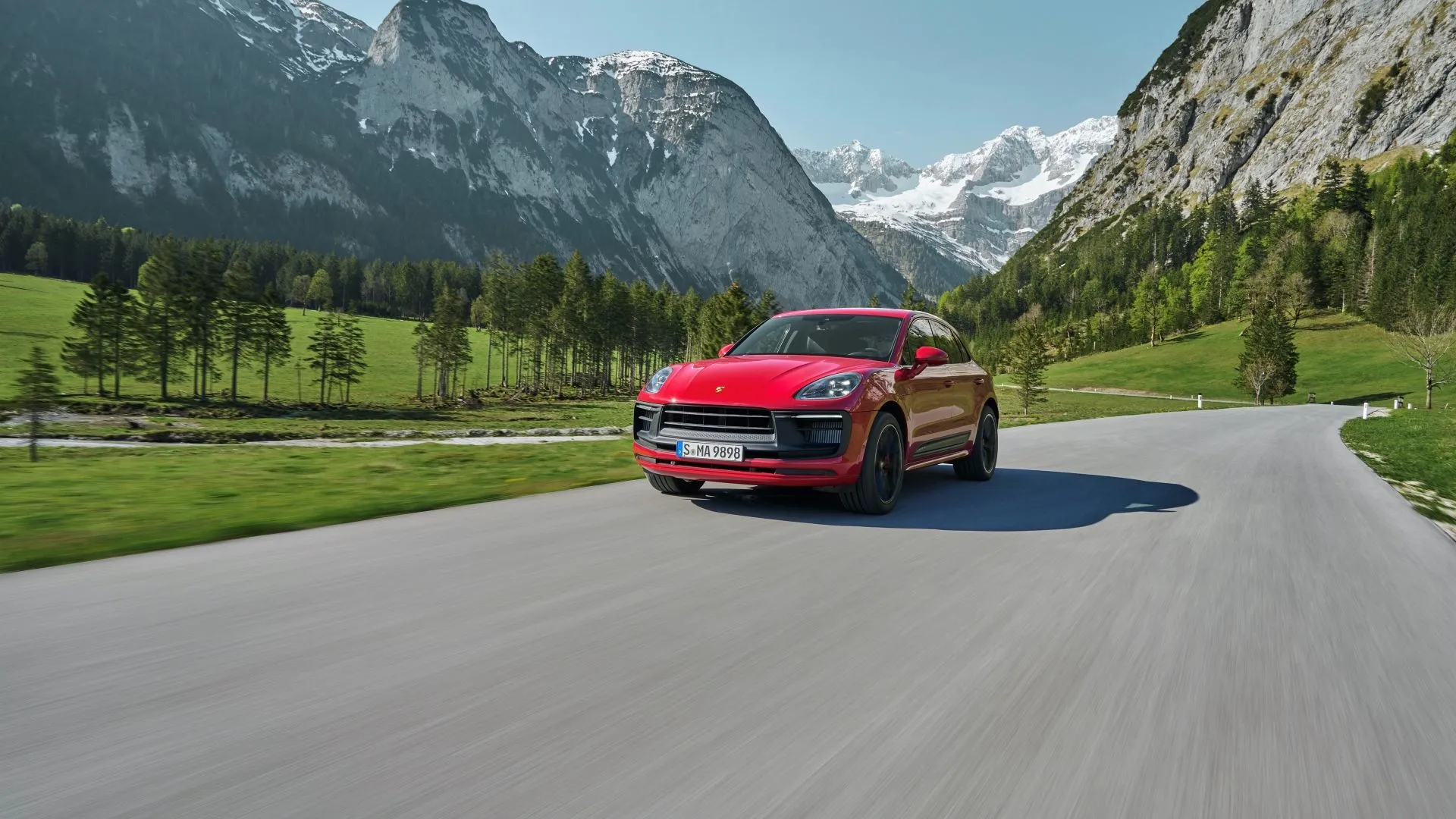 Hình ảnh góc 3/4 phía trước của Porsche Macan GTS 2021 màu trắng đang di chuyển