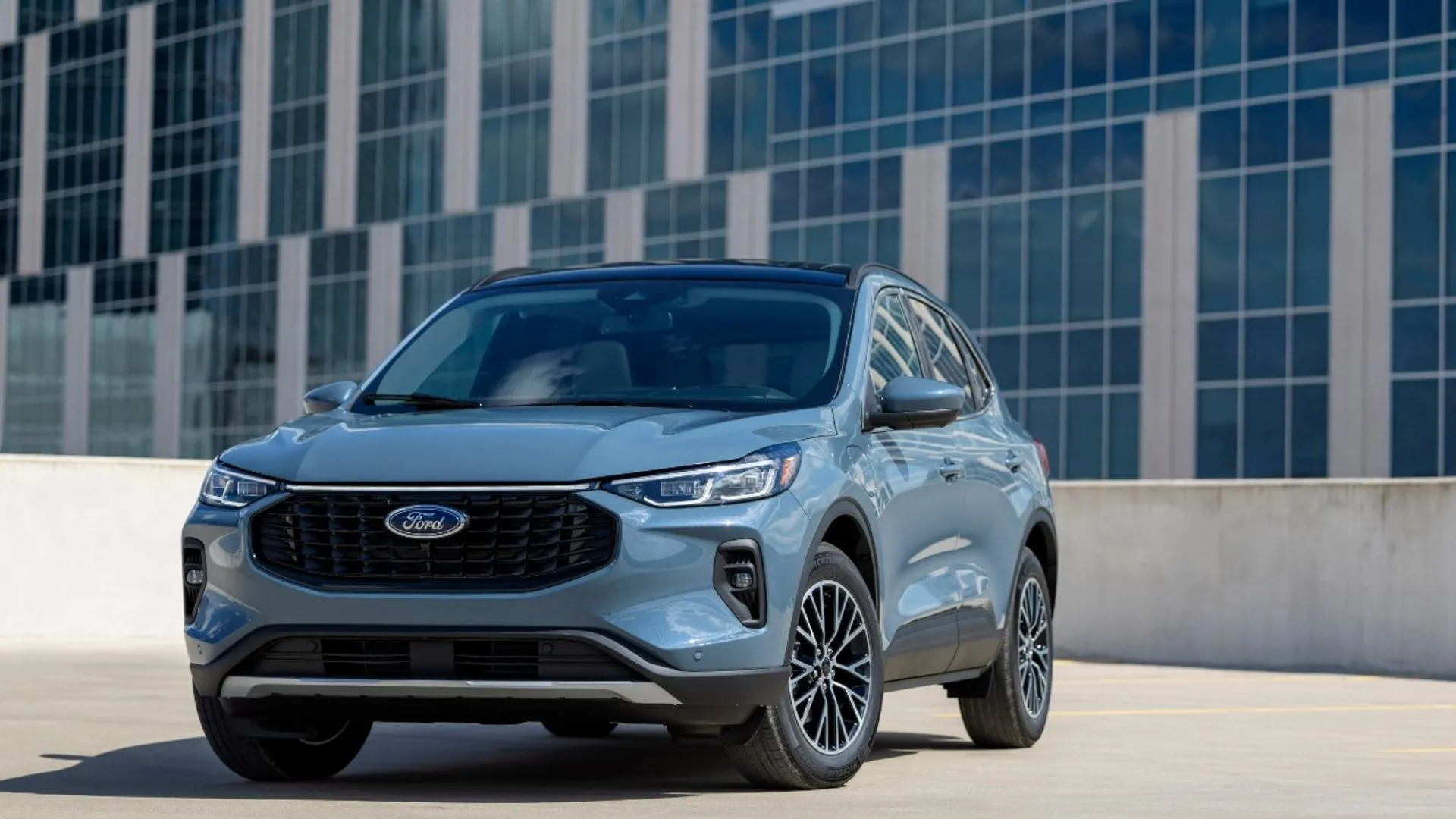 Hình ảnh góc trước của Ford Escape Hybrid 2025, mẫu xe bị triệu hồi do lỗi hiển thị camera lùi