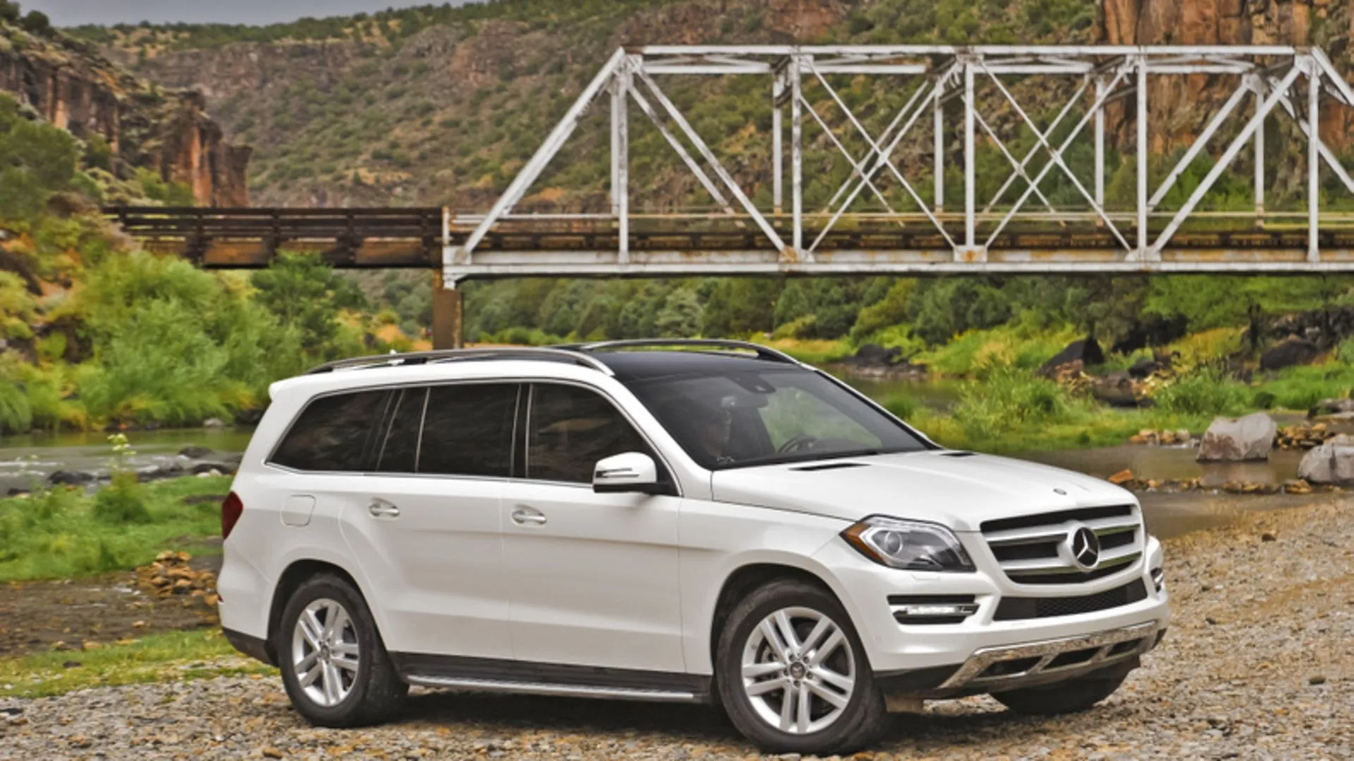 Hình ảnh hồ sơ bên của Mercedes-Benz GL 2014 màu đen, phô bày kích thước lớn và sang trọng của mẫu SUV 7 chỗ