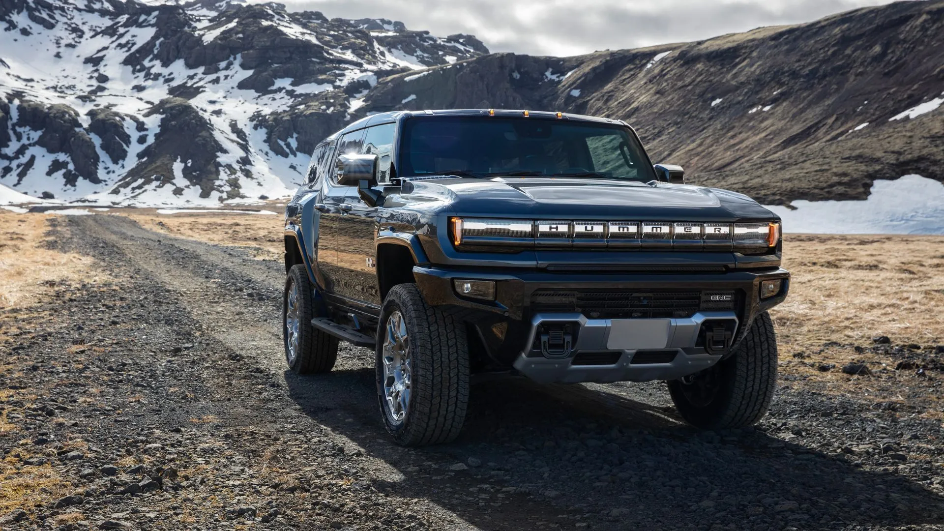 Hình ảnh mặt trước ba phần tư tĩnh của một chiếc GMC Hummer EV SUV đang off-road.