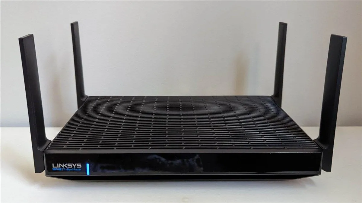 Hình ảnh một thiết bị router Wi-Fi, biểu tượng của việc cấu hình mạng và mở cổng để truy cập máy chủ Minecraft.