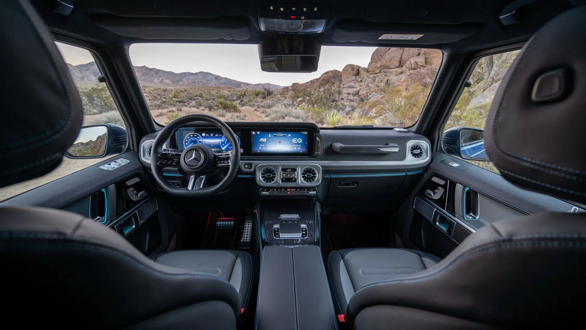 Hình ảnh nội thất bên trong chiếc Mercedes-Benz G580 EQ, tập trung vào khoang lái và ghế hành khách.