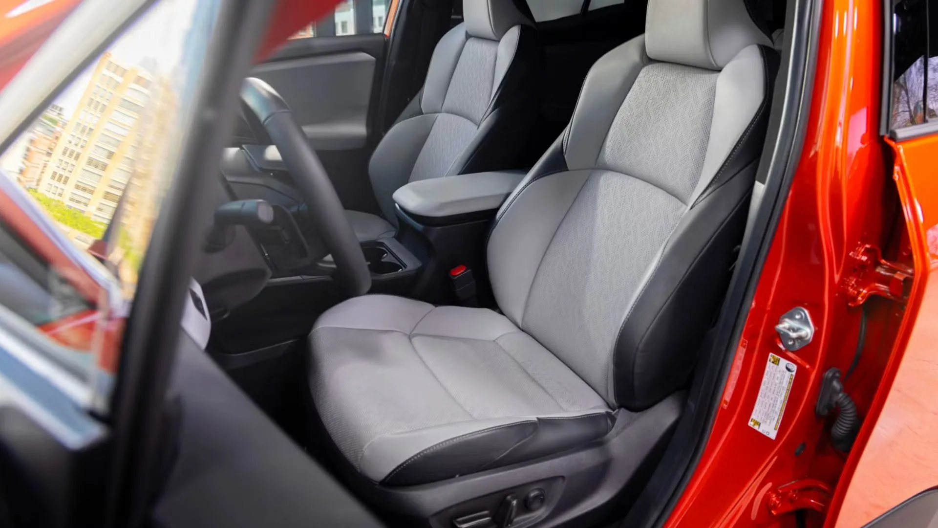 Hình ảnh nội thất bên trong chiếc Subaru Uncharted, tập trung vào khoang lái và ghế hành khách.