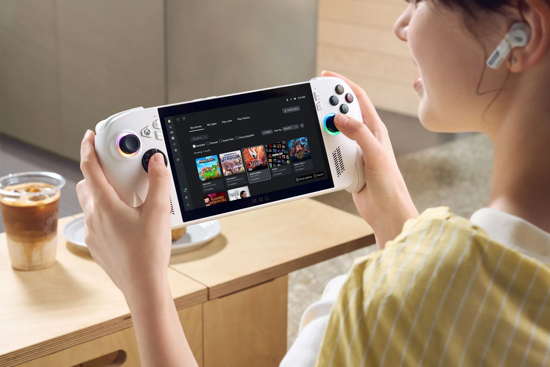 Hình ảnh quảng bá người dùng trải nghiệm ROG Xbox Ally X như một PC đa năng.