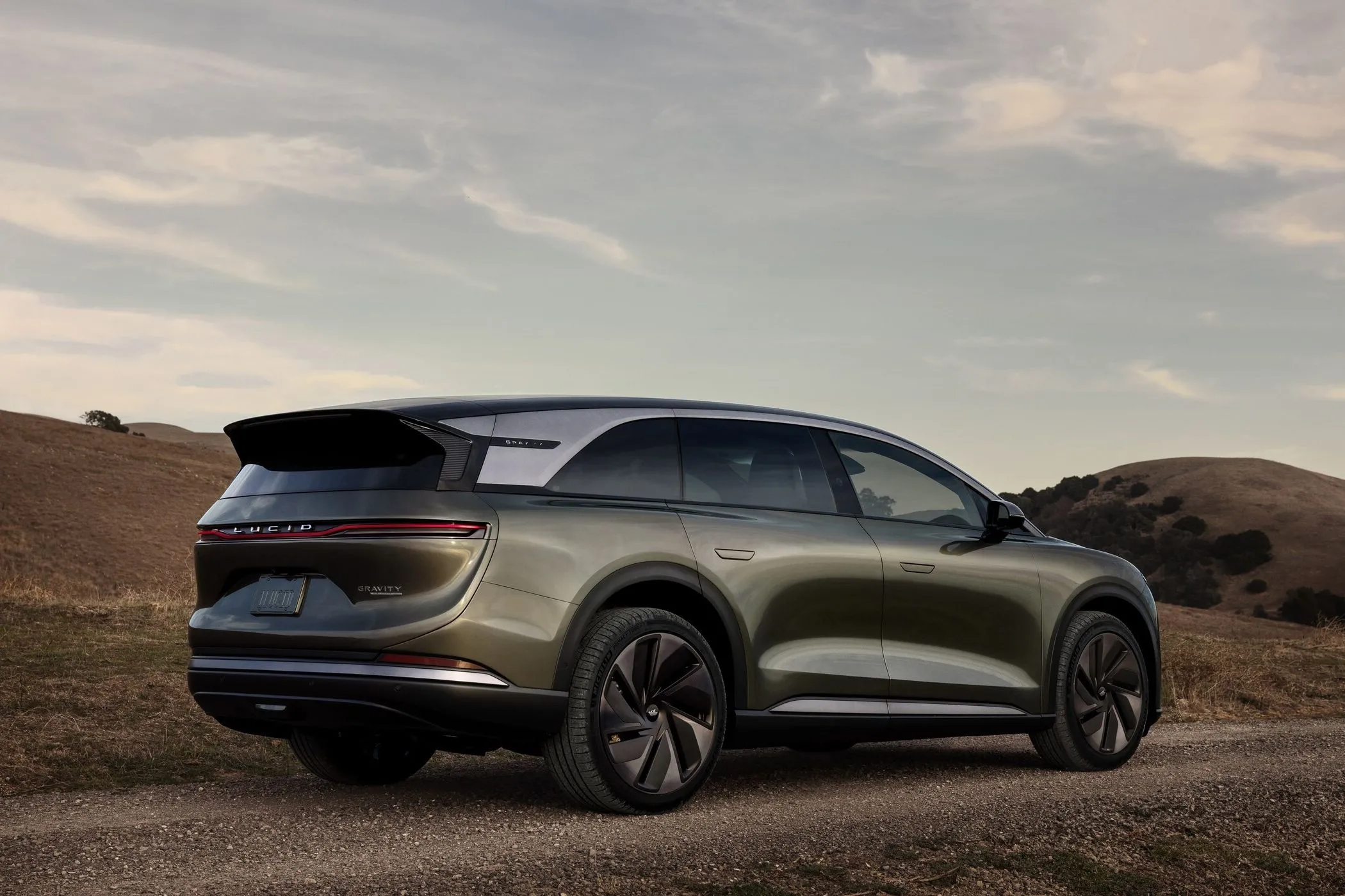 Hình ảnh SUV Lucid Motors Gravity màu xanh kim loại, một đối thủ trong phân khúc SUV điện sang trọng