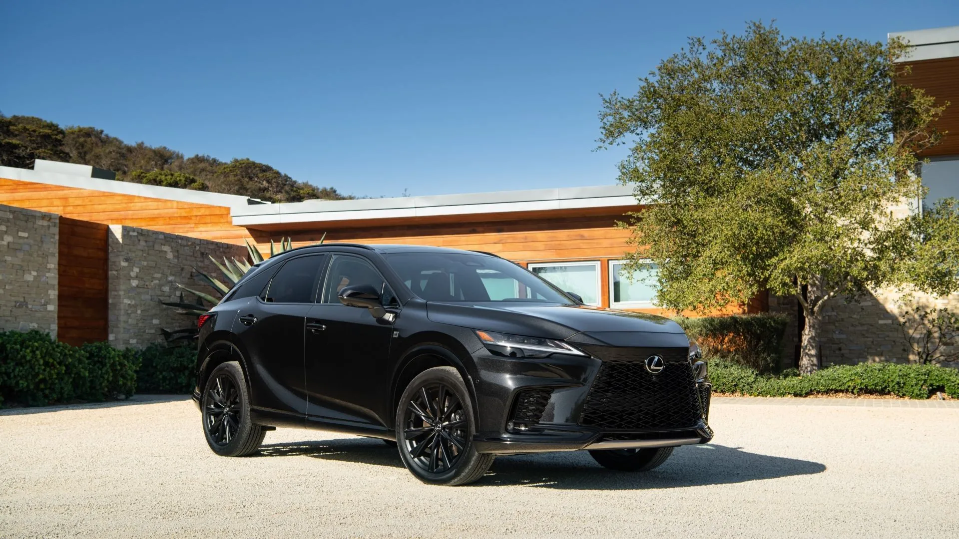 Hình ảnh tổng thể phía trước của Lexus RX 500h F Sport Performance 2025 màu Caviar, thể hiện thiết kế sang trọng và thể thao.