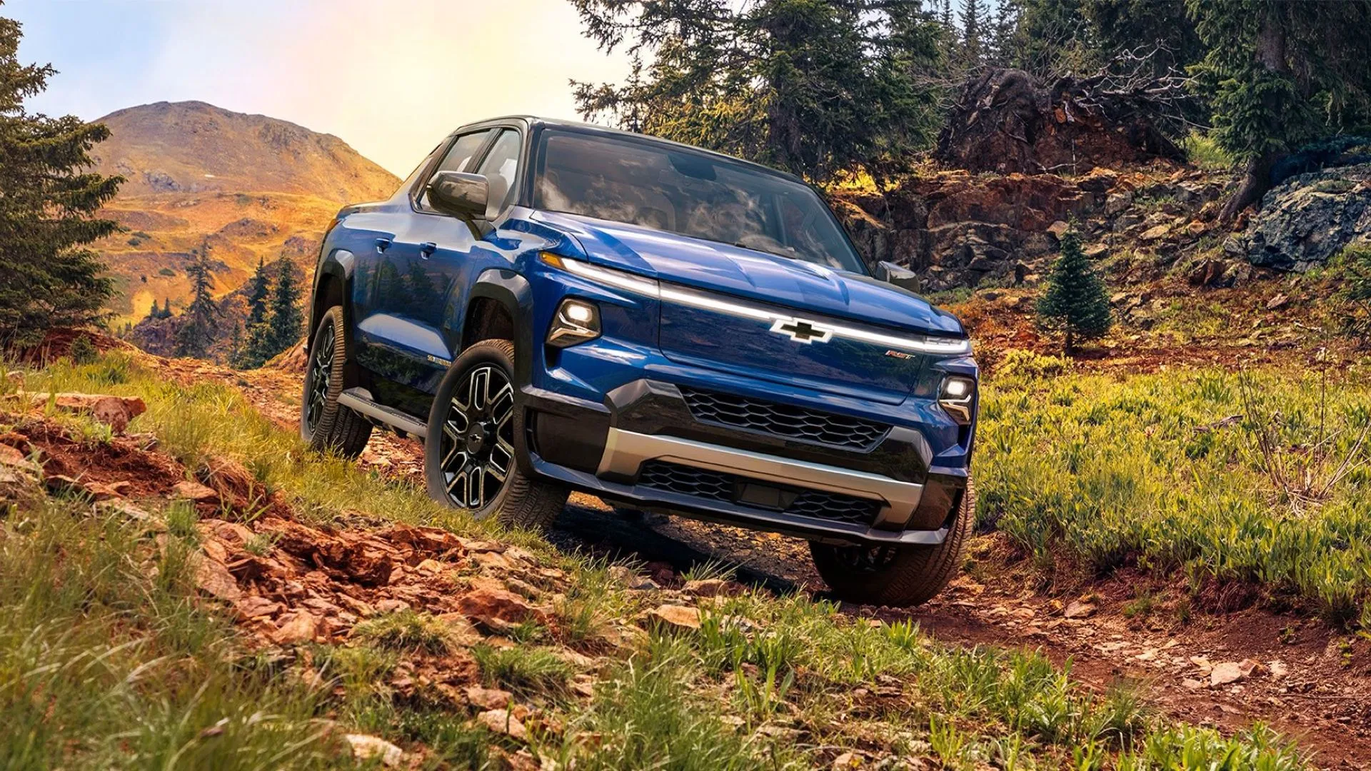 Hình ảnh xe bán tải điện Chevrolet Silverado EV 2025 từ góc 3/4 phía trước, thể hiện sự mạnh mẽ và tiện dụng.