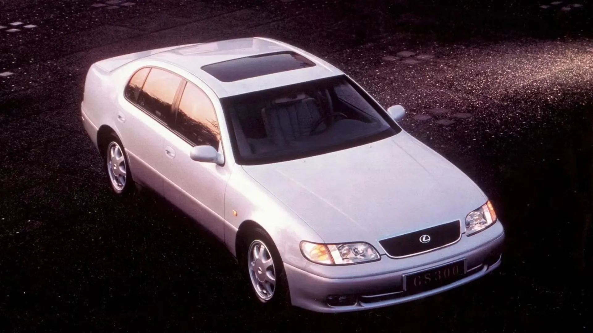 Hình ảnh xe Lexus GS đời 1993 màu bạc đang đỗ, thể hiện thiết kế sedan sang trọng cổ điển.