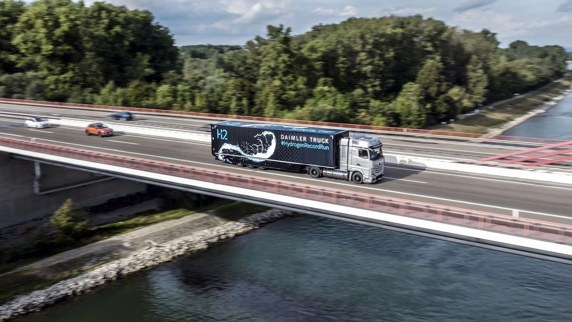Hình ảnh xe tải Mercedes-Benz GenH2 prototype chạy bằng năng lượng hydrogen
