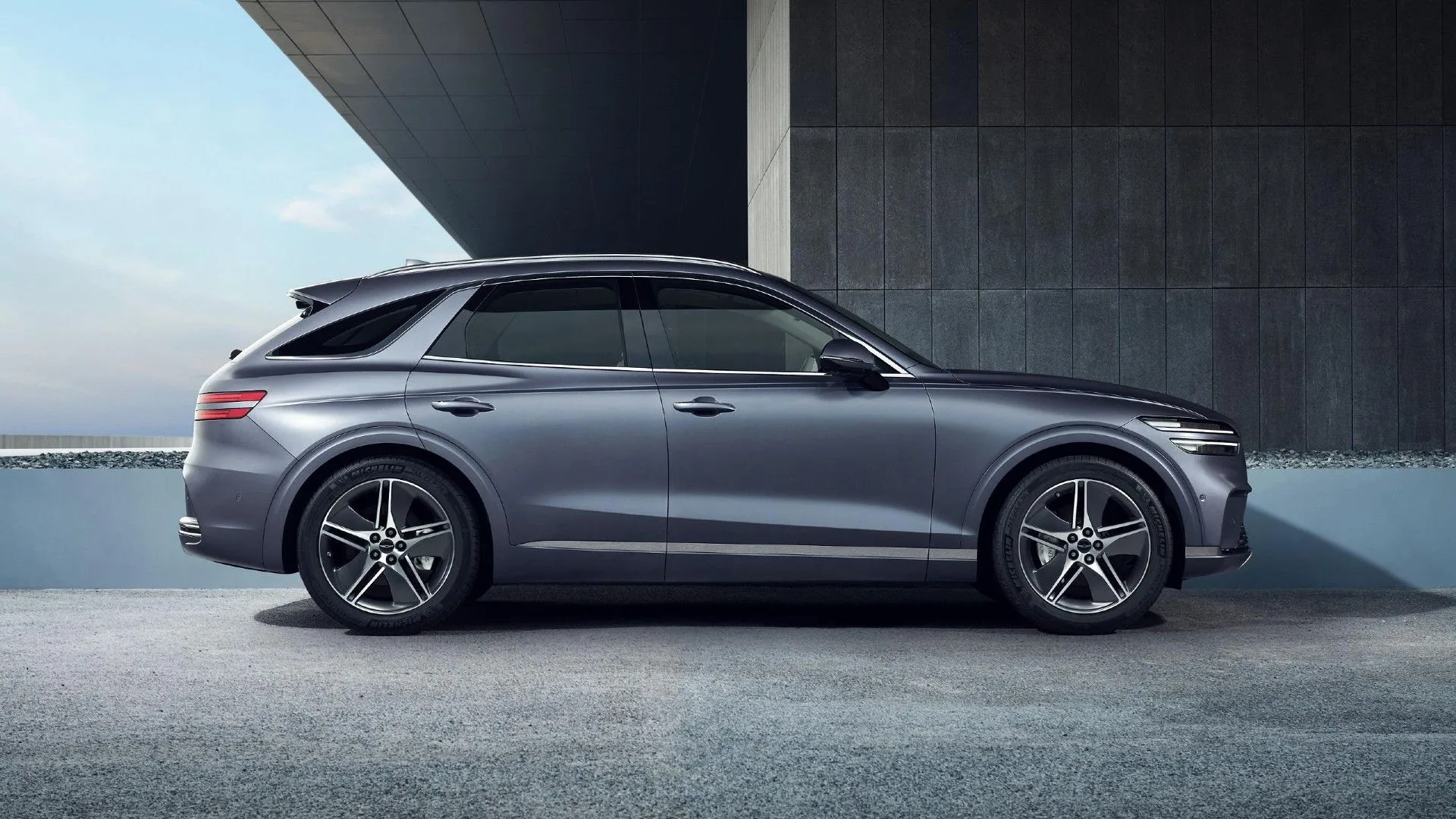 Hồ sơ bên hông của Genesis Electrified GV70 màu bạc, thể hiện sự sang trọng và tinh tế của mẫu SUV điện cao cấp.
